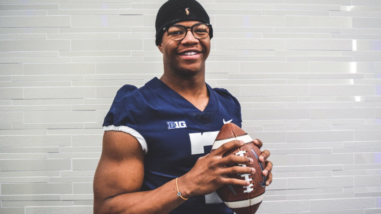 
                <strong>1. Nolan Smith (Georgia), Rating: 0,9994</strong><br>
                Nolan Smith ist das größte neue Talent im College-Football. Der 18-Jährige bleibt seinem Heimatstaat treu und hat sich für Georgia entschieden. Und die Bulldogs können sich auf einen bulligen, arbeitswütigen Outside Linebacker freuen. Coach Kirby Smart über seinen 1,90 Meter großen Schützling: "Nolan haut immer alles rein. Er spielt noch nicht immer smart, aber er spielt mit vollem Einsatz und macht einen verdammt guten Job."
              