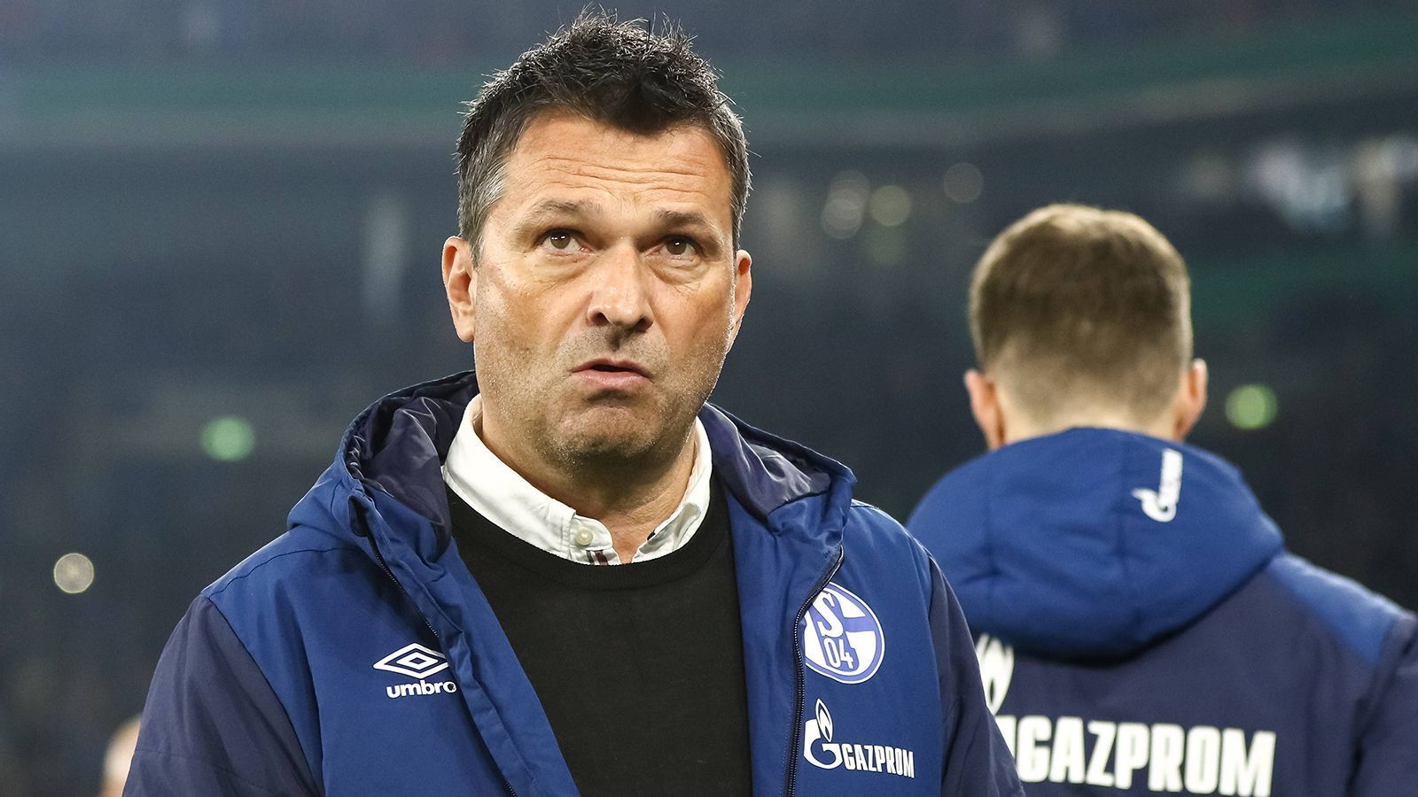 
                <strong>Christian Heidel (Mai 2016 bis März 2019)</strong><br>
                Christian Heidel selbst sollte eigentlich der Königstransfer werden, kam er doch mit einer hervorragenden Empfehlung aus Mainz. Doch mit fast jedem Transfer sollte er das Vertrauen bei Aufsichtsrat und Fans mehr verlieren. Dabei brachte der Verkauf von Leroy Sane - eine von Heidels ersten Amtshandlungen - eine Menge Geld in die Kassen. Allerdings kosteten Nabil Bentaleb, Sebastian Rudy und Breel Embolo zusammen über 60 Millionen Euro, allesamt konnten sie nicht überzeugen und fielen durch Undiszipliniertheiten aus dem Raster. Der nicht-verlängerte Vertrag von Torwart-Talent Alexander Nübel gab den Verantwortlichen den Rest. Am Ende seiner Amtszeit stand S04 auf Platz 14 und war mit dicken Verträgen von Spielern belastet, die gar nicht mehr zum Zug kamen. Da half auch die Vizemeisterschaft im Jahr zuvor nicht. Die Bilanz von Christian Heidel auf Schalke in Zahlen...
              