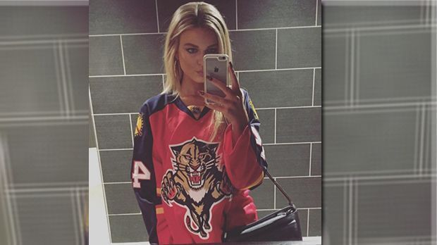 
                <strong>Alyssa Nelson: Auch Fan der Florida Panthers</strong><br>
                Hat Alyssa Nelson eigentlich einen Freund? Wenn ja, darf er sich glücklich schätzen. Denn Alyssas Sportbegeisterung beschränkt sich nicht nur auf die Korbleger der Stadt. Auch Eishockey scheint sie zu mögen. Hier lichtet sie sich im Trikot der Florida Panthers ab.
              