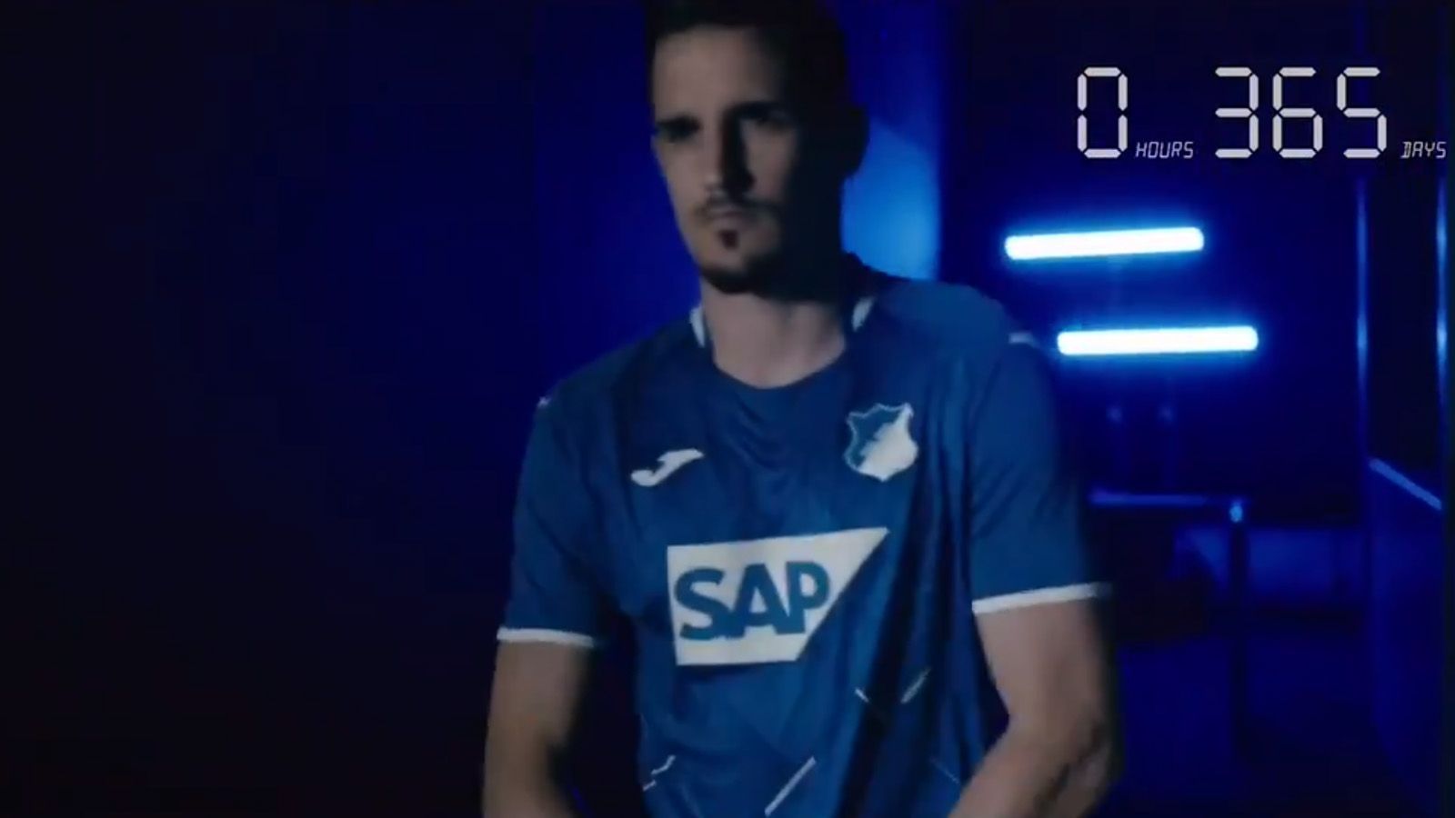 
                <strong>TSG Hoffenheim</strong><br>
                "Innovation, die anzieht", ist der Slogan der TSG Hoffenheim für die neuen Trikots. Der Verein hat die Spielkleidung für die kommenden Heimspiele via Twitter bekannt gegeben. Das veröffentlichte Video deutet an, dass der Verein 24 Stunden am Tag, 365 Tage im Jahr, daran arbeitet immer besser zu werden. Nach einer Saison in der die internationalen Tabellenplätze verpasst wurden, soll kommende Spielzeit wohl wieder der Sprung nach Europa geschafft werden. 
              