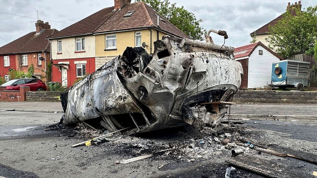 Nachdem zwei Jugendliche bei einem Verkehrsunfall im walisischen Cardiff ums Leben gekommen sind, flogen Steine und Feuerwerksköper; auch Autos wurden in Brand gesetzt. 