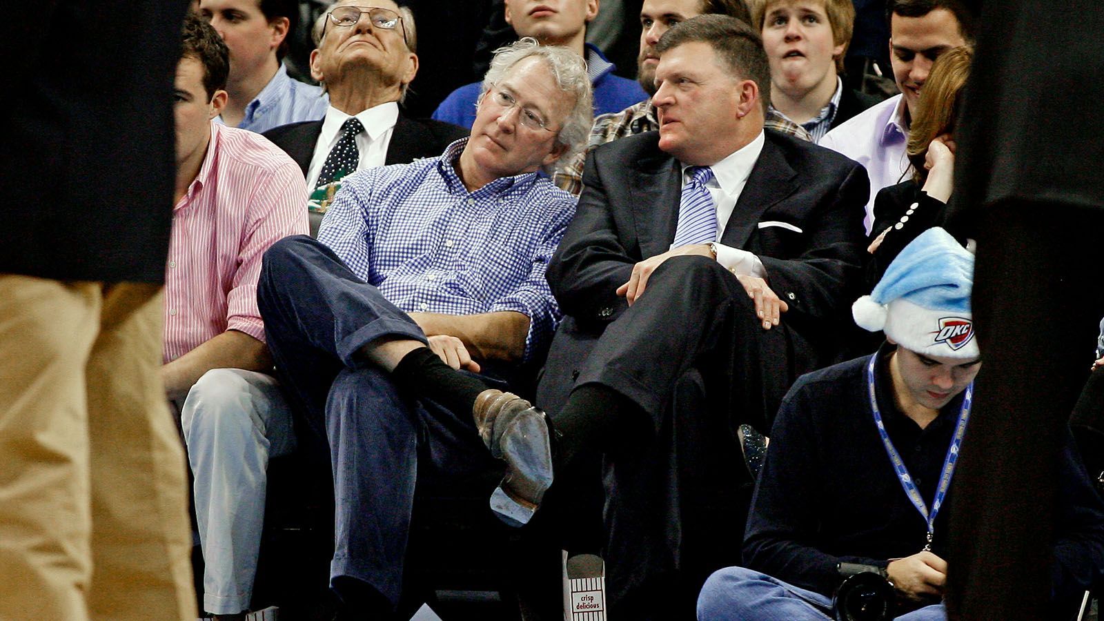 <strong>12. Platz (geteilt): Aubrey McClendon (2007) - 250.000 Dollar</strong><br>Bevor es die Oklahoma City Thunder gab, hieß die Franchise noch Seattle Super Sonics. Aubrey McClendon (links) war damals ein Mitbesitzer der Franchise aus Seattle. Sein Vergehen: er ließ Informationen zum Umzug der Franchise nach Oklahoma City durchsickern. In der Folge belegte der damalige Commissioner David Stern ihn mit einer Strafe von 250.000 Dollar wegen der Herausgabe von vertraulichen Informationen.