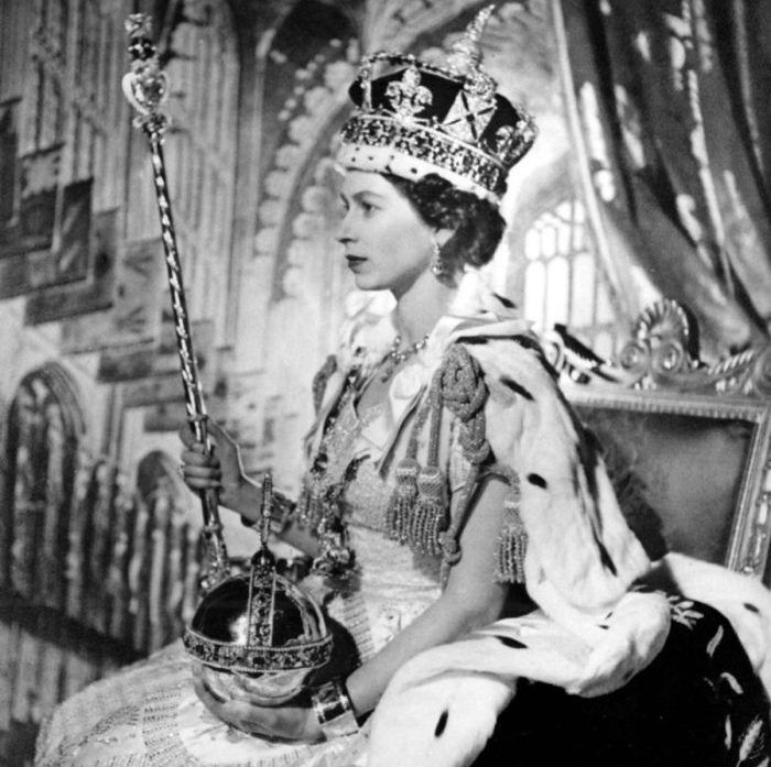 Armbänder: Auf diesem Foto trägt Elizabeth II. die goldenen Armreifen. Sie zeigen den Bund mit dem Volk. Nicht zu sehen, aber ebenfalls Teil der Zeremonie sind die goldenen Sporen. Diese werden Charles aber nur kurz überreicht werden. Er gibt sie dann sofort zurück. Sie sind Sinnbild für die Ritterlichkeit. 