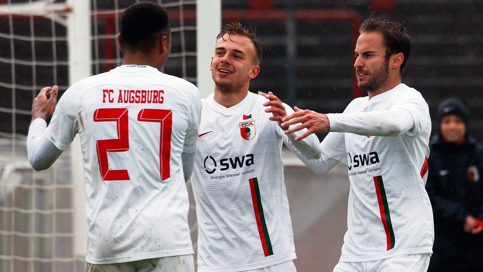 
                <strong>FC Augsburg (Regionalliga Bayern)</strong><br>
                Das war knapp! Die zweite Mannschaft des FC Augsburg hat in der Regionalliga Bayern dank eines guten Endspurts mit sieben Punkten aus drei Spielen gerade noch den Klassenerhalt geschafft. Die Fuggerstädter beendeten die Saison 2018/19 mit 39 Punkten einen Zähler vor Fürths zweiter Mannschaft auf dem ersten Nicht-Abstiegsplatz. 
              