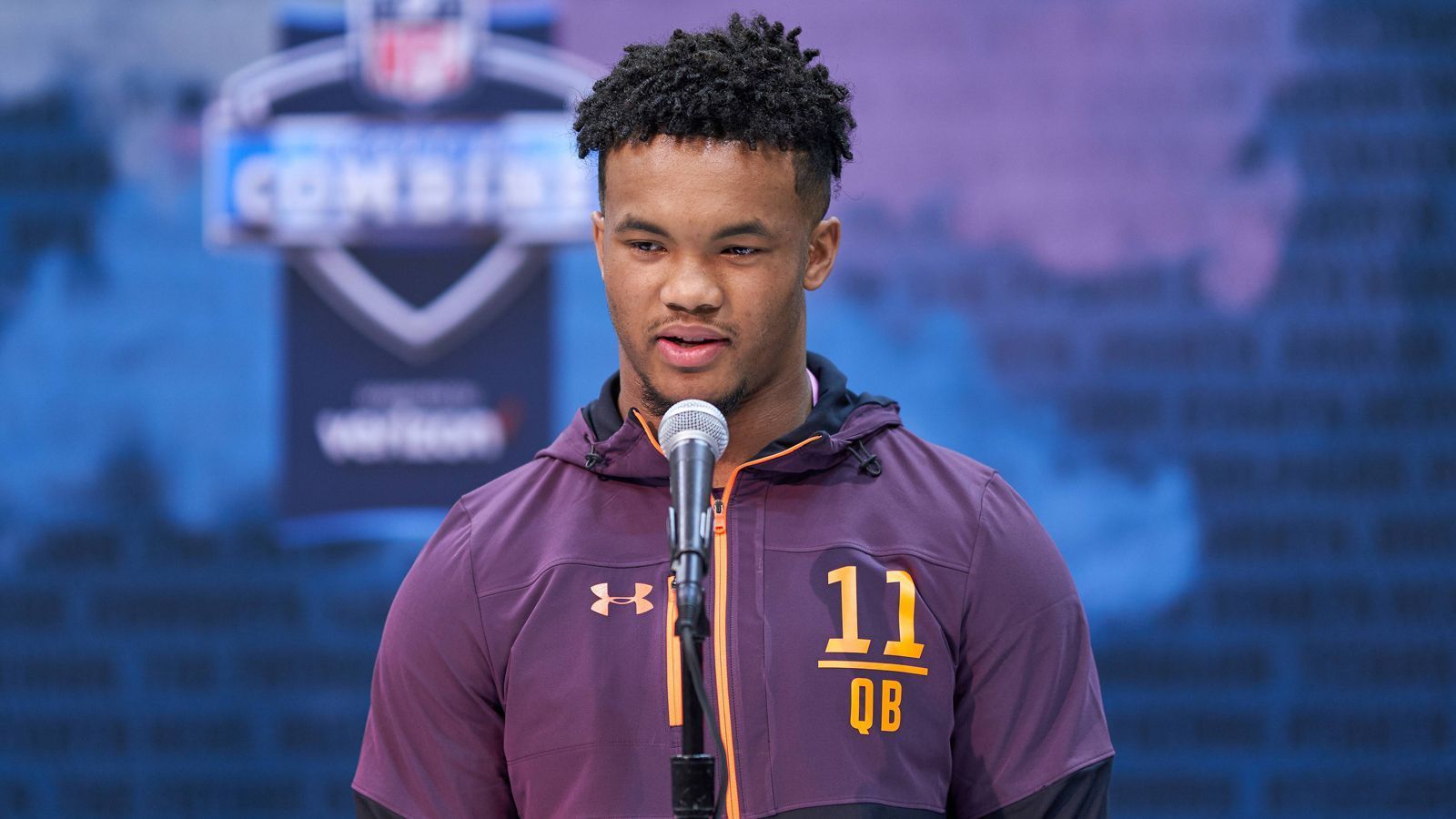 
                <strong>Kyler Murray (Oklahoma)</strong><br>
                Trotz seiner Größe von nur 1,78 Meter gilt der amtierende Heisman-Trophy-Gewinner als heißester Quarterback im Draft, wird teilweise sogar als First-Overall-Pick gehandelt. In der vergangenen Saison brachte er 69 Prozent seiner Pässe an den Mann, warf 42 Touchdown-Pässe und 7 Interceptions. Der 21-Jährige gilt als ein herausragender Athlet und hat einen starken Wurfarm, fühlt sich in der Pocket wohl, ist aber auch zu explosiven Läufen im Stande. Seine Spielübersicht ist allerdings noch ausbaufähig.
              