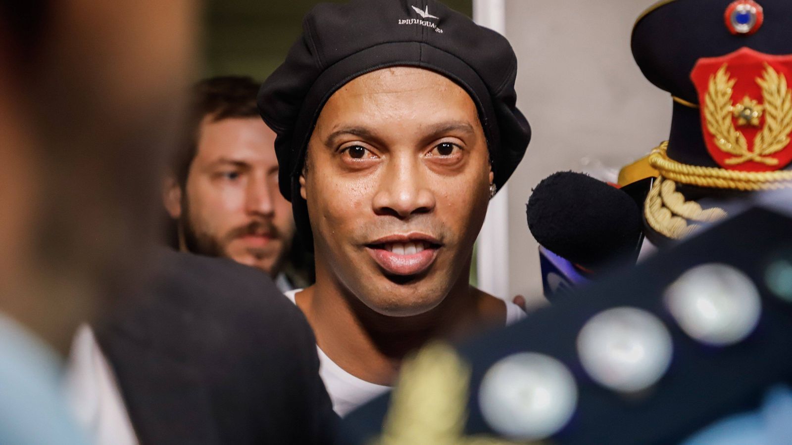 
                <strong>Wegen gefälschter Pässe! Ronaldinho in U-Haft</strong><br>
                ... denn nur zwei Stunden nach ihrer Freilassung wurden sie auf Anordnung des Generalstaatsanwalts wieder auf eine Polizeiwache gebracht und in Untersuchungshaft gesteckt. Ronaldinho und sein Bruder seien laut Polizeiangaben bereits vergangenen Mittwoch in ihrem Hotel festgenommen worden, weil den Beamten am Flughafen ihre gefälschten Papiere aufgefallen seien. Die Ermittler gehen in diesem Zusammenhang von einer kriminellen Bande aus, die die beiden Brasilianer übers Ohr gehauen haben. Gegen drei Personen wurde bereits Anlage erhoben, zudem sollen bereits weitere Ermittlungen gegen mehrere Beamte und Privatleute eingeleitet worden sein. Gegen einen Mitarbeiter der Einwanderungsbehörde wurde demnach sogar ein Haftbefehl erlassen. Zum Hintergrund: Ronaldinho und seinem Bruder waren bereits im November 2018 in Brasilien die Reisepässe entzogen worden, da sie eine gegen sie verhängte Strafzahlung in Höhe von 2,2 Millionen Euro nicht geleistet hatten. Bei einer Bebauung eines Grundstücks in Porto Alegre verursachten sie nämlich massive Umweltschäden.
              