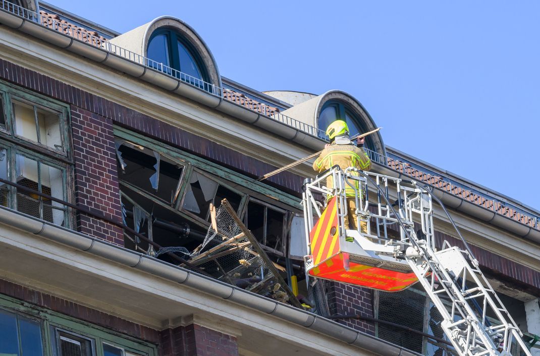 Feuererkräfte sichern von einer Drehleiter aus eine zerstörte Fassade an einem Gebäude von Continental. Nach einer Explosion beim Autozulieferer und Reifenhersteller Continental ist die Feuerwehr in Hannover zu einem größeren Einsatz ausgerückt. Sieben Menschen wurden vom Rettungsdienst untersucht, die Feuerwehr geht von einigen Leichtverletzten aus Foto: 