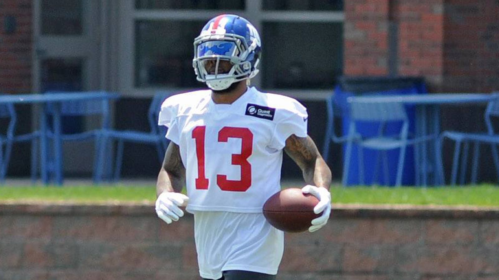 
                <strong>Odell Beckham Jr.: Die Details zu seinem Mega-Vertrag</strong><br>
                Beckham spielt seit 2014 für die New York Giants. Der dreimalige Pro Bowler schaffte bislang nur in einer Saison weniger als 1.300 Yards und zehn Touchdowns: Das war in der vergangenen Saison, als er lediglich vier Spiele für die "Big Blue" absolvierte. Die restliche Saison verpasste er aufgrund eines gebrochenen Knöchels.
              