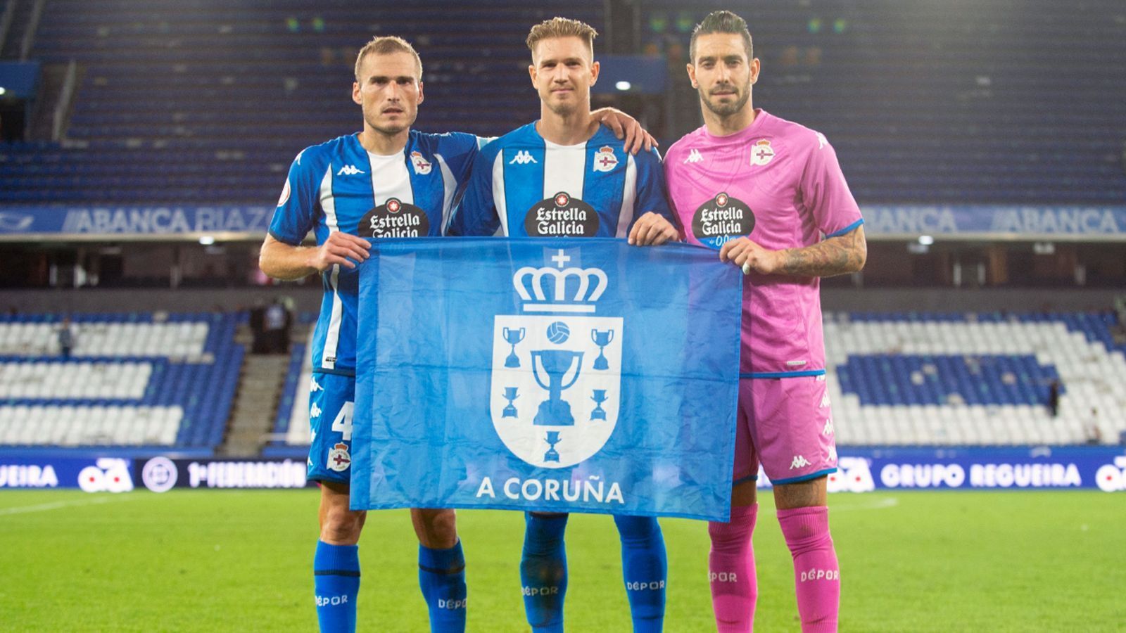 
                <strong>Deportivo La Coruna (Primera Federacon - Grupo I/Spanien)</strong><br>
                Noch etwas härter als eine Challenge mit dem FC Andorra könnte ein Save mit Deportivo La Coruna werden. Zwar hat der Klub aus Galicien eine glorreiche Vergangenheit, unter anderem als Champions-League-Halbfinalist, doch diese erfolgreichen Tage sind doch schon einige Jahre her. Die Realität für La Coruna heißt Drittliga-Fußball. In der Vorsaison hat Deportivo die direkte Rückkehr in die zweite Liga Spaniens durch eine Niederlage im Playoff-Finale gegen Albacete knapp verpasst, daher muss der einstige La-Liga-Topklub nun in der dritthöchsten Spielklasse zumindest einen weiteren Anlauf nehmen, um wieder in La Liga 2 aufzusteigen.
              