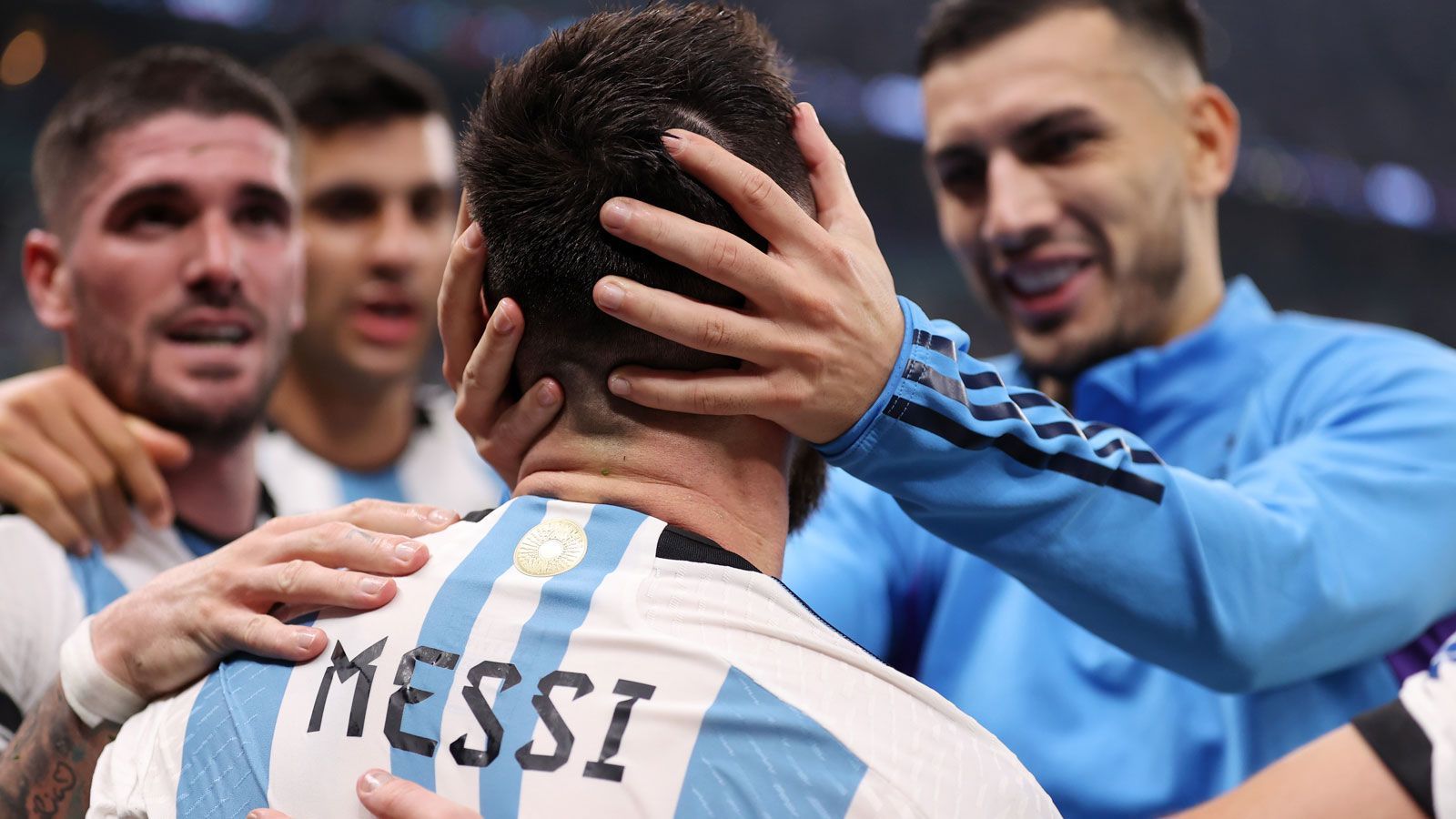 
                <strong>Alle wollen mal Messi anfassen</strong><br>
                Und wieder bildet sich eine Jubeltraube um Messi. So mancher Teamkollege wie der bereits ausgewechselte Leandro Paredes will offenbar doch noch einmal auf Nummer sicher gehen und merkt beim Anfassen: Ja, er ist tatsächlich ein Mensch.
              