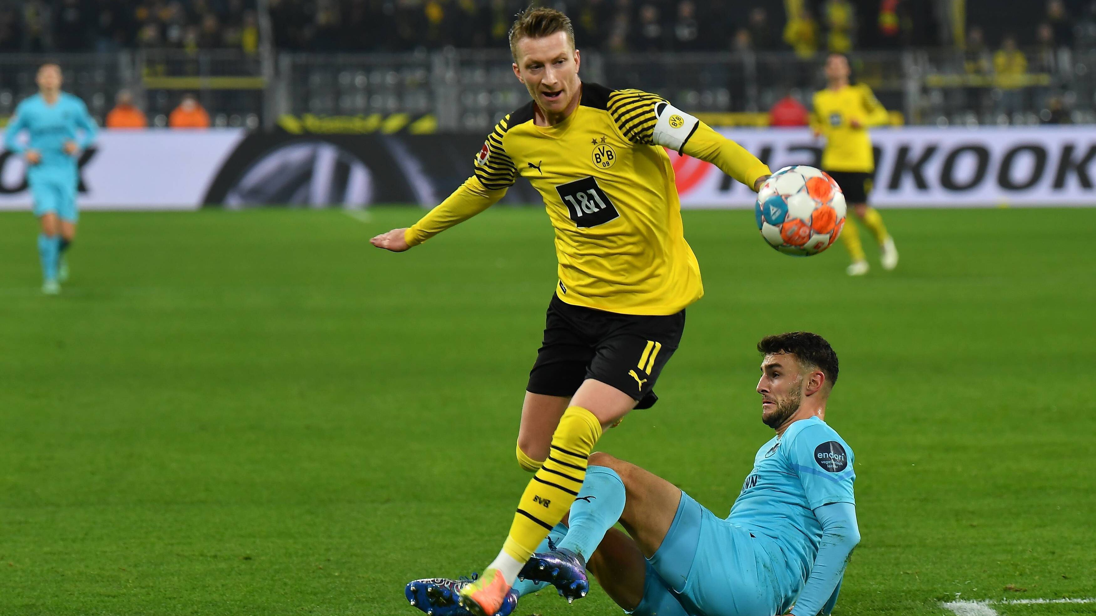 
                <strong>Marco Reus</strong><br>
                Braucht rund 20 Minuten, um ins Spiel zu kommen. Ist dann zwar sehr präsent, erlaubt sich aber zu viele Fehler. Beim Abschluss fehlt ihm die Kaltschnäutzigkeit, scheitert ein ums andere Mal an Fürth Keeper Burchert. In der 75. Minute für Can ausgewechselt. ran-Note: 4
              