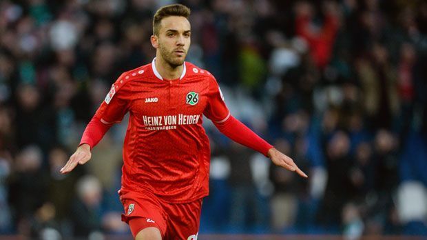 
                <strong>Hannover 96 (14 Spieler aus der Türkei)</strong><br>
                Hannover 96 (14 Spieler aus der Türkei): Drei der bislang 14 Türken in der Vereinsgeschichte der Niedersachsen stehen aktuell im Kader. Es sind Talent Kenan Karaman und der bisher enttäuschende Angreifer Mevlüt Erding, den Hannover im Sommer für mehrere Millionen Euro Ablöse aus Saint Etienne geholt hat. Der dritte im Bunde ist Ceyhun Gülselam. Er spielt kaum noch eine Rolle unter Michael Frontzeck.
              