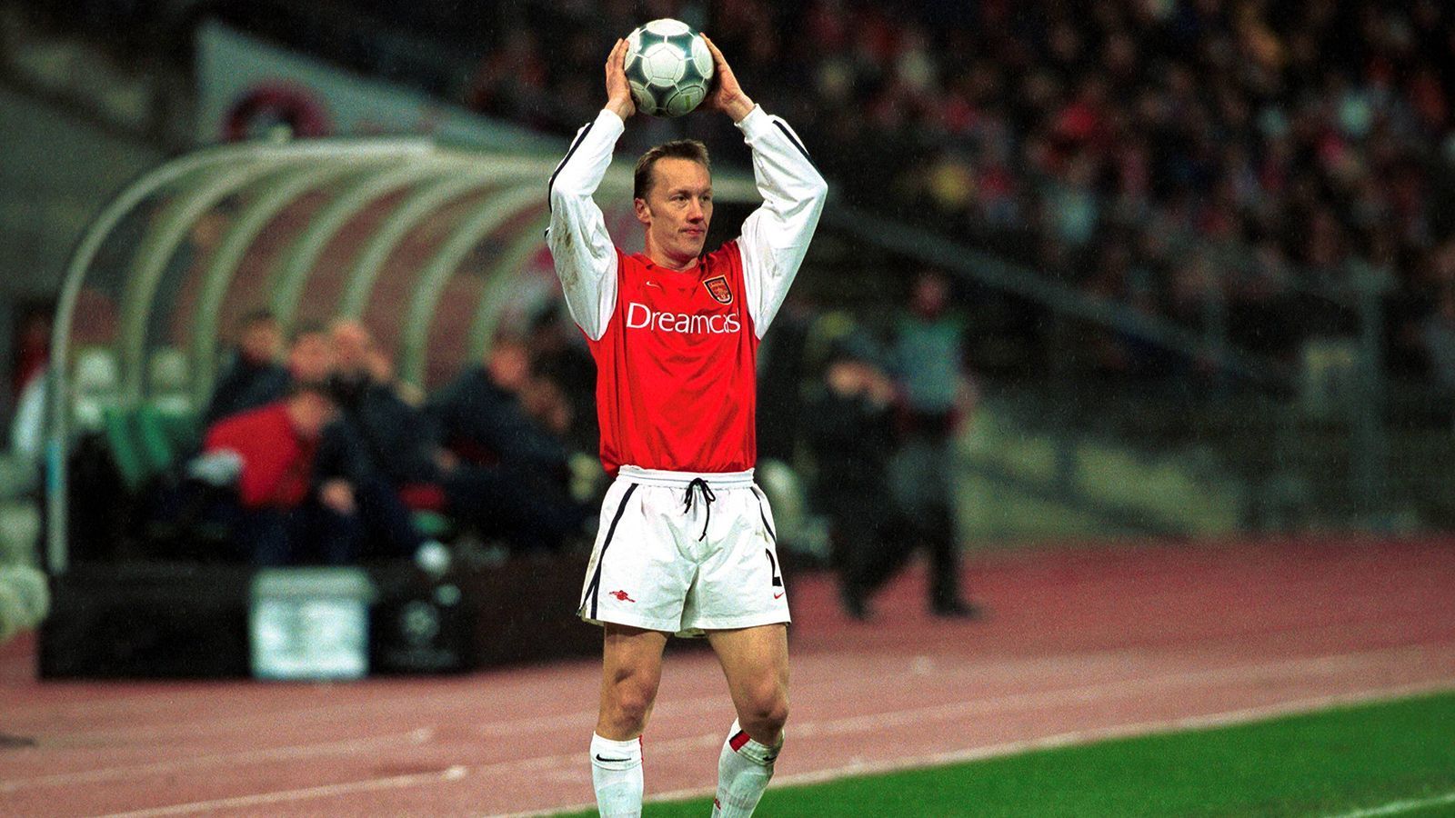 
                <strong>Rechtsverteidigung: Lee Dixon</strong><br>
                Auch Rechtsverteidiger Lee Dixon gehört zu dieser "Goldenen Generation". Bevor er seine Karriere 2002 beendete, spielte er fast 15 Jahre für die "Gunners" und knackte die 300-Spiele-Marke in der Premier League. Dem Fußball blieb Dixon auch danach treu und arbeitete acht Jahre lang als Experte für die "BBC". 158 Einsätze waren es unter Wenger.
              