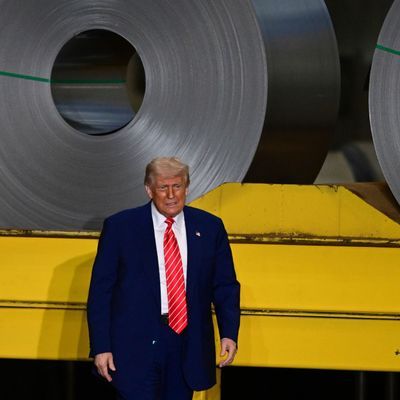US-Präsident Donald Trump besucht Stahlwerk