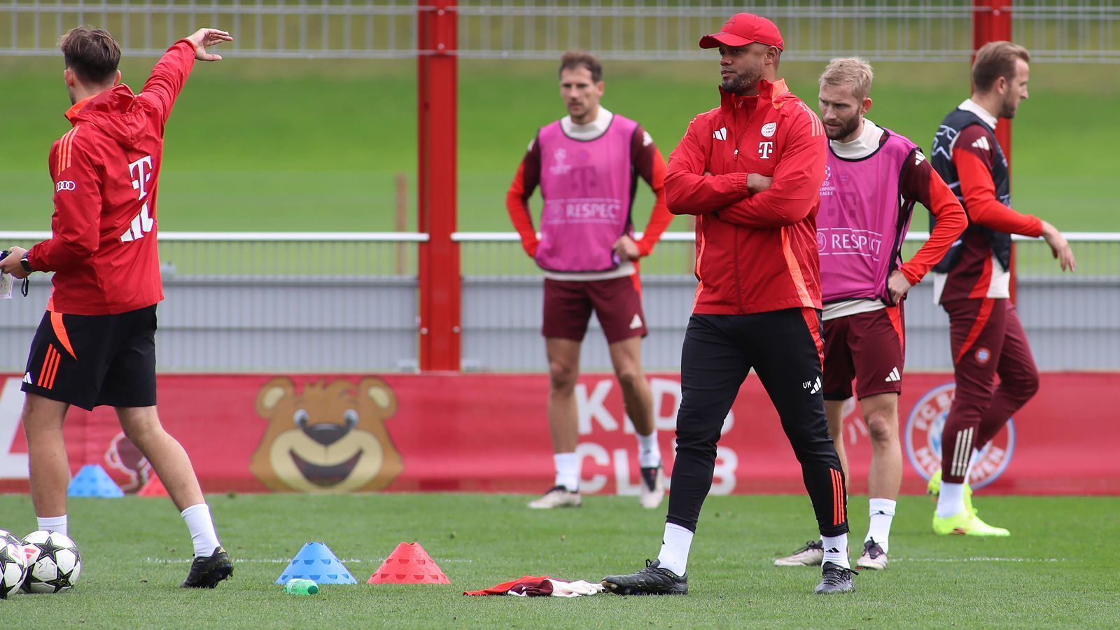 <strong>Großprojekt: Säbener Straße</strong><br>Nach über 70 Jahren entspricht das Trainingsgelände an der Säbener Straße nicht mehr dem Stand der Technik. Bereits seit Anfang des Jahres hielten sich Gerüchte, wonach ein Neubau bald in die Tat umgesetzt werden soll. CEO Jan-Christian Dreesen erklärte das Projekt zu einem wichtigen Schritt der Zukunft: