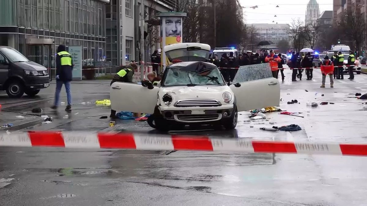 Ein Auto rast in eine Menschenmenge in München.