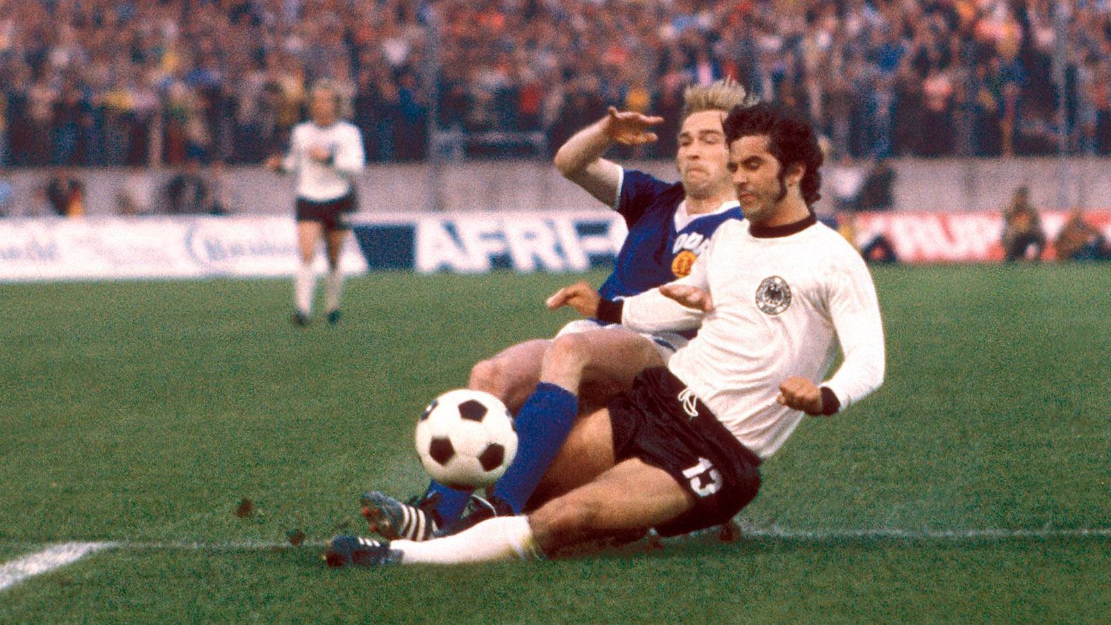 
                <strong>Gerd Müller</strong><br>
                Er ist der "Bomber der Nation": Gerd Müller, Deutschlands Torjäger schlechthin. Immer wenn der Ball in den Strafraum kommt, scheint Müller am richtigen Ort zu stehen. In nur 62 Spielen macht er 68 Tore für Deutschland, trifft 14 Mal bei WM-Endrunden und ist damit von 1974 bis 2006 der erfolgreichste Torjäger der WM-Geschichte. Wird 1974 Weltmeister und trifft im Finale gegen die Niederlande.
              