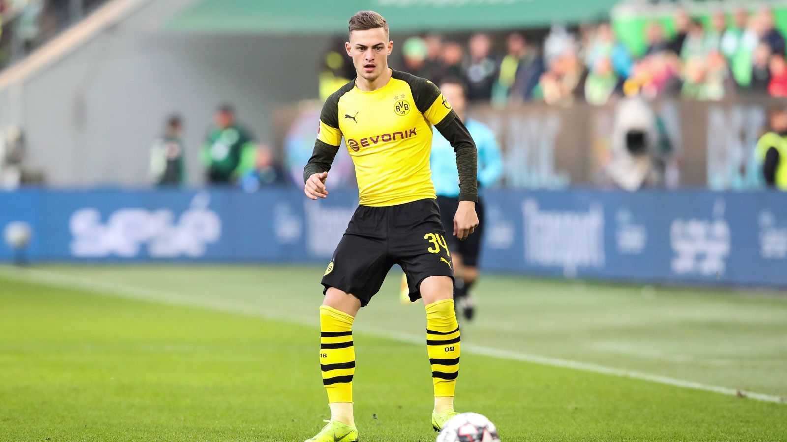 
                <strong>Jacob Bruun Larsen (20) </strong><br>
                Auch ein anderes Eigengewächs soll gehalten werden: Gemeinsam mit Christian Pulisic (für 64 Millionen Euro zum FC Chelsea) durchlief Top-Talent Jacob Brunn Larsen ab der U17 die Mannschaften des BVB und ist inzwischen fester Bestandteil des Kaders von Lucien Favre. Dortmund will den Außenstürmer über das Vertragsende 2021 hinaus halten. In 24 Saisoneinsätzen gelangen dem Dänen bisher drei Pflichtspieltreffer.
              