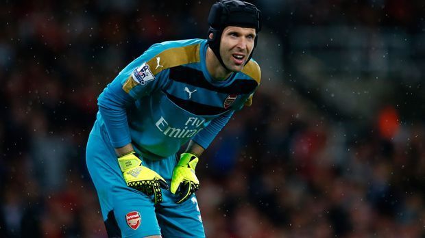 
                <strong>Torwart: Petr Cech</strong><br>
                ... dem Torwart: Petr Cech. Für 14 Millionen Euro bleibt der Tscheche zwar in London, wechselt allerdings von Chelsea zu Arsenal. Für die "Gunners" ist es der einzige ablösepflichtige Wechsel der ganzen Transfer-Phase. Durch den geplatzten de-Gea-Deal ist Cech der teuerste Torhüter, der den Verein tauscht.
              