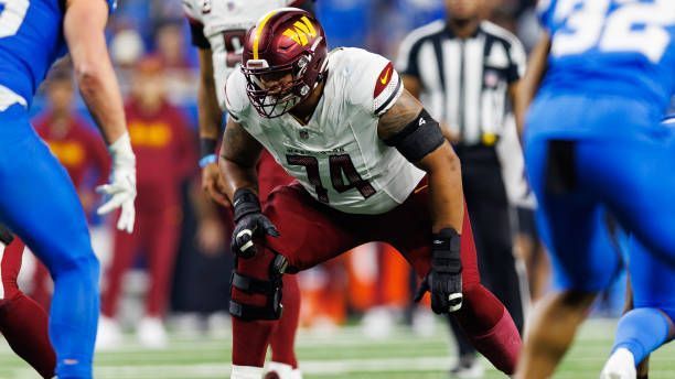 <strong>Washington Commanders (3)</strong><br>Für die Commanders liefen bisher drei deutsche Profis auf. Der eben bereits erwähnte David Bada wechselte 2020 nach Washington und unterschrieb damit seinen ersten vertrag in der NFL. Der Defensive Tackle spielet bis 2023 für die Franchise, bevor er zu den Lions wechselte. Brandon Coleman steht seit 2024 bei den Commanders unter Vertrag. der Offensive Tackle wurde in der dritten Runde gedraftet. Auch für ihn ist Washington die erste Station in der NFL. Markus Koch trug das Trikot zwischen 1986 und 1992. Damals hieß die Franchise noch Redskins. Der Defensive Lineman konnte 1988 den Super Bowl gewinnen und bestritt 68 Spiele für die Redskins.