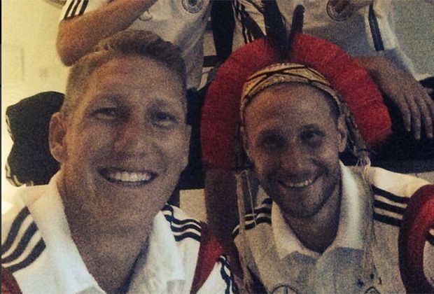 
                <strong>Schweinsteiger bedankt sich</strong><br>
                Vor der Abreise der Nationalmannschaft aus dem Campo Bahia hat sich Bastian Schweinsteiger mit einem Selfie bei dem Team bedankt. "Jungs, es war mir eine Ehre. Danke für eine tolle Zeit ohne Eskapaden. V.a. Dir, Kevin! ;-)", schrieb Schweinsteiger unter den Tweet. 
              