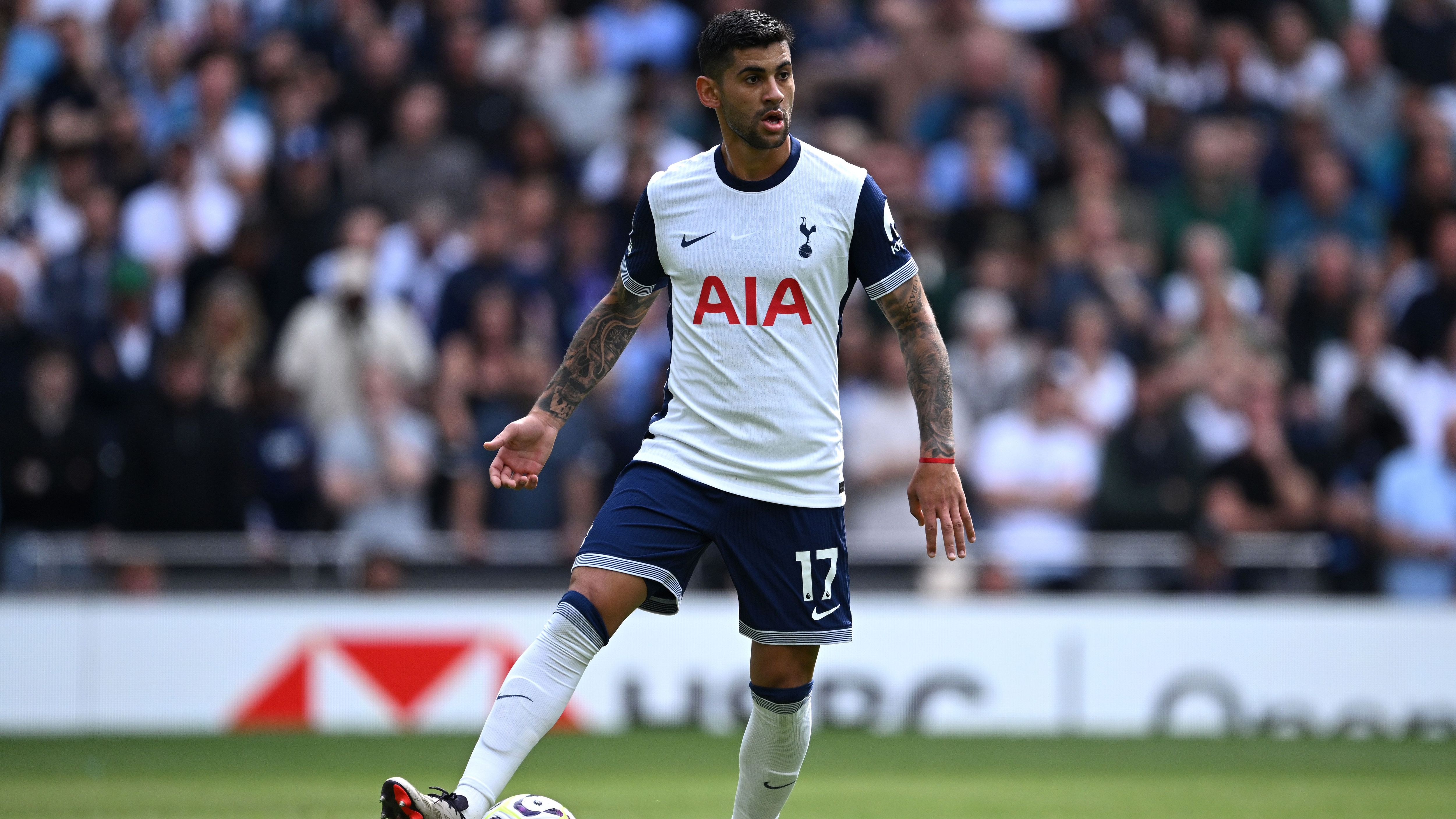 <strong>Cristian Romero (Tottenham Hotspur)</strong><br>In England wird Real Madrid derzeit sogar mit drei möglichen Januar-Neuzugängen in Verbindung gebracht, einer von ihnen ist laut "CaughtOffside" Tottenhams Argentinier Cristian Romero. Der 26-Jährige hat bei den Spurs allerdings auch noch einen längerfristigen Vertrag bis zum Sommer 2027.