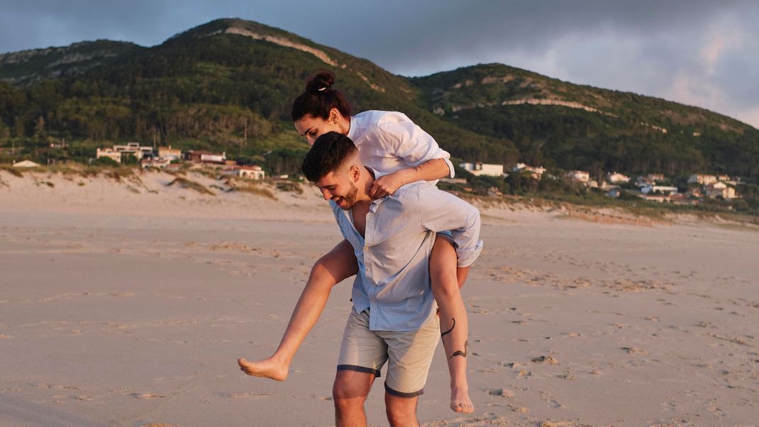 Wer im Oktober noch entspannt am Strand liegen und spazieren möchte, hat so einige Optionen: Wir verraten dir, welche Orte im Herbst noch für einen Strand-Urlaub geeignet sind.&nbsp;