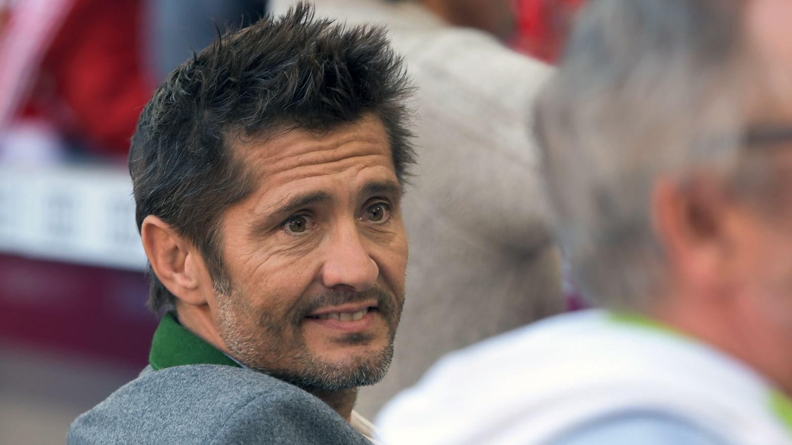 
                <strong>Bixente Lizarazu</strong><br>
                "Immer, wenn man ihm den Ausgang gezeigt hat, kam er durchs Fenster wieder rein." (Der französische Ex-Weltmeister Bixente Lizarazu beim "RedaktionsNetzwerk Deutschland" über die Karriere von Olivier Giroud)
              