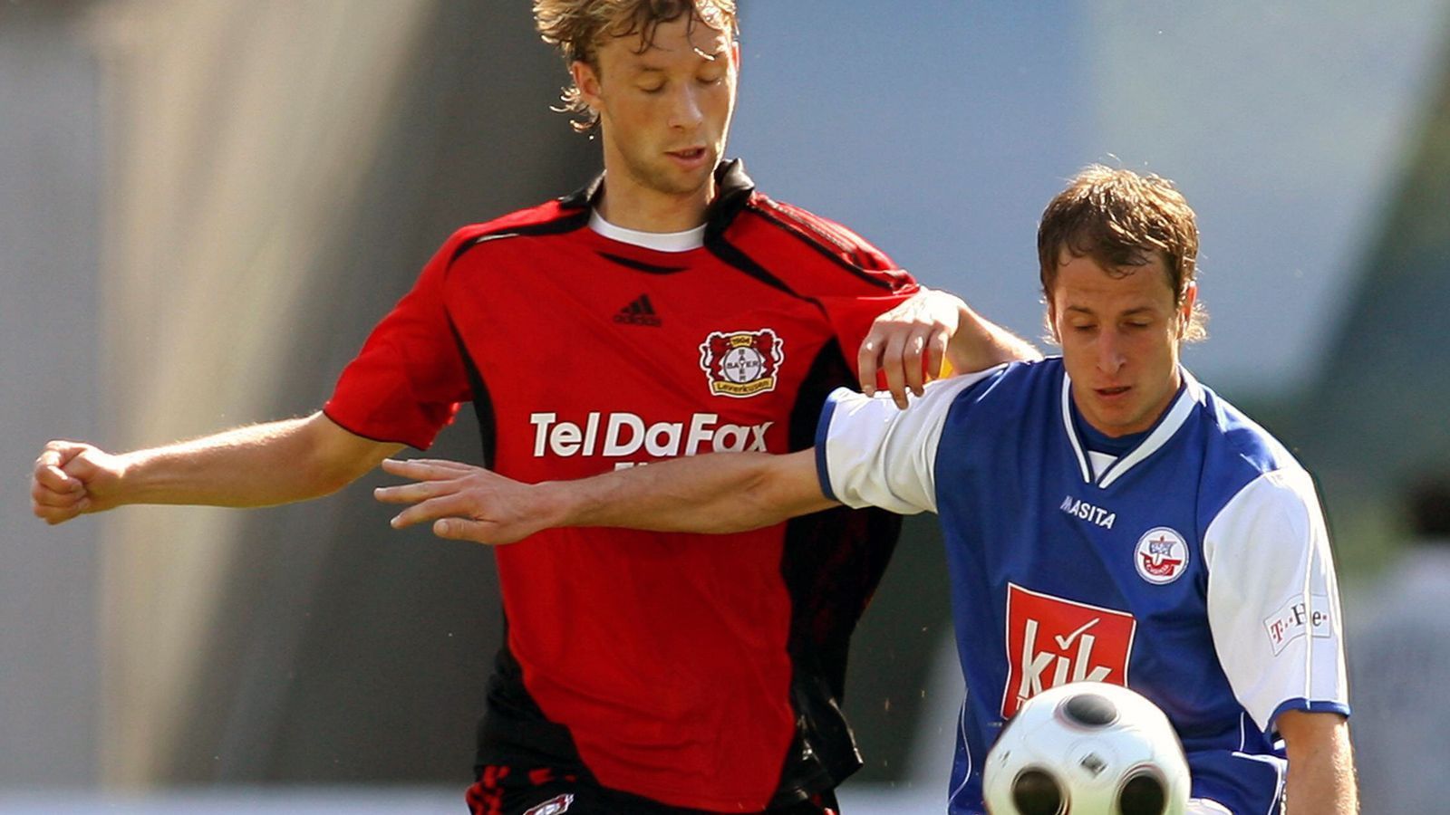 
                <strong>FC Hansa Rostock (07/08)</strong><br>
                Die Saison 2007/2008 war die bis heute letzte Spielzeit, die Hansa Rostock in der Bundesliga verbrachte. Mit fünf Niederlagen zum Auftakt hatte sich der Abstieg bereits angekündigt. Die Hansa, die gerade erst in die Bundesliga aufgestiegen war, hielt trotz der schlechten Ergebnisse an Trainer Frank Pagelsdorf fest. Als Tabellen-17. erfolgte der Abstieg.
              