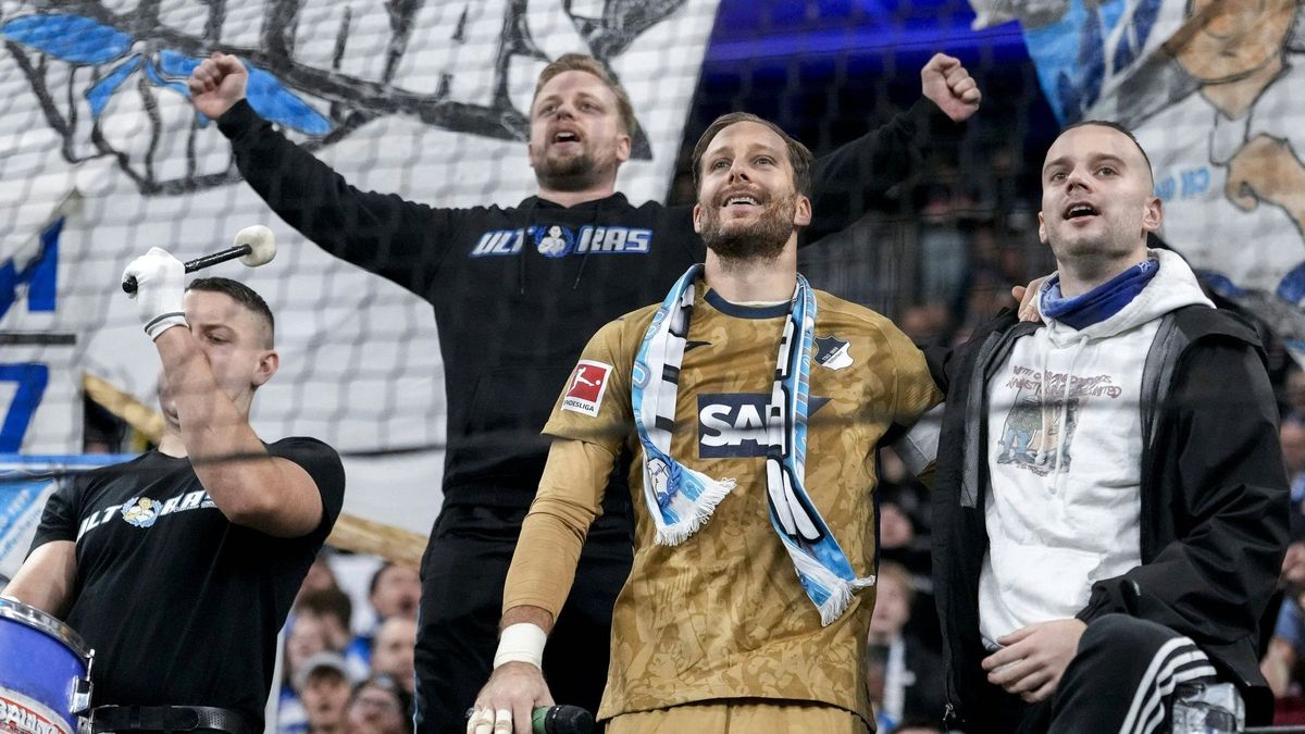 Baumann lässt sich nach Abpfiff in der Kurve feiern