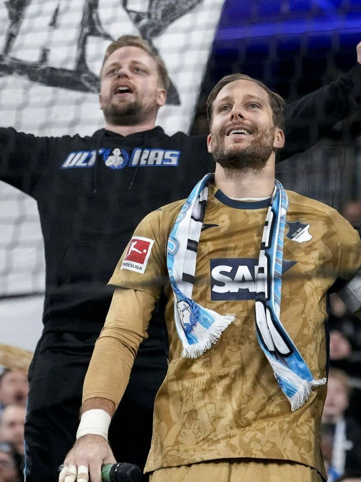 Baumann lässt sich nach Abpfiff in der Kurve feiern