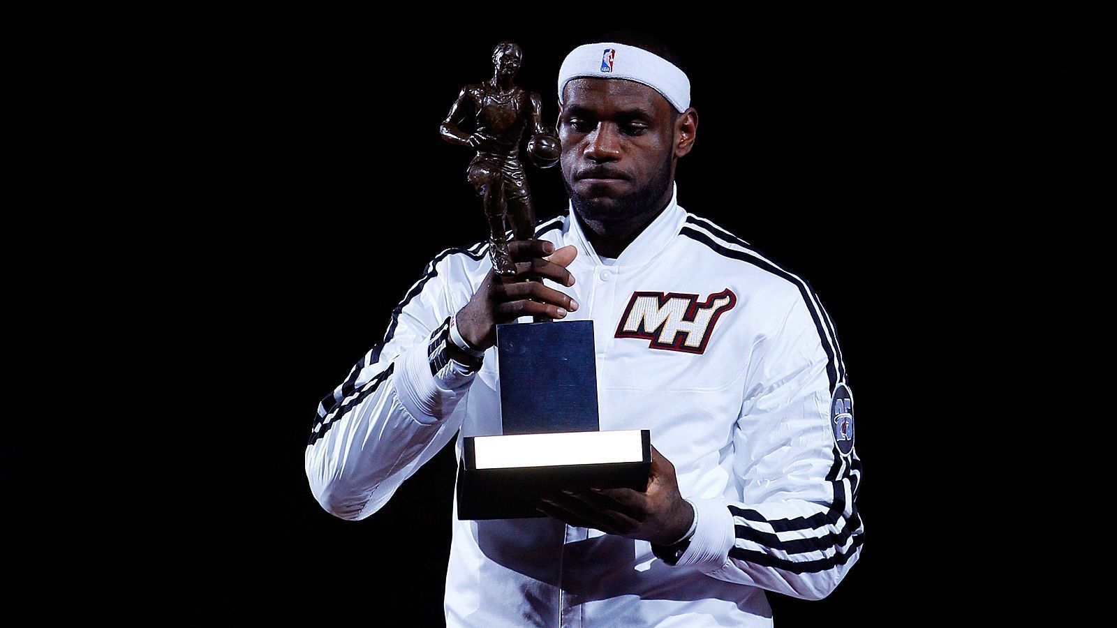 
                <strong>Wie wichtig sind individuelle Auszeichnungen?</strong><br>
                Michael Jordan wurde im Laufe seiner Karriere fünfmal zum "Most Valuable Player", also zum besten Spieler der Liga gewählt. LeBron James gilt in Expertenkreisen seit Jahren gemeinhin als Dominator der NBA, bringt es aber nur auf vier Auszeichnungen und wartet seit 2013 auf eine weitere Auszeichnung.
              