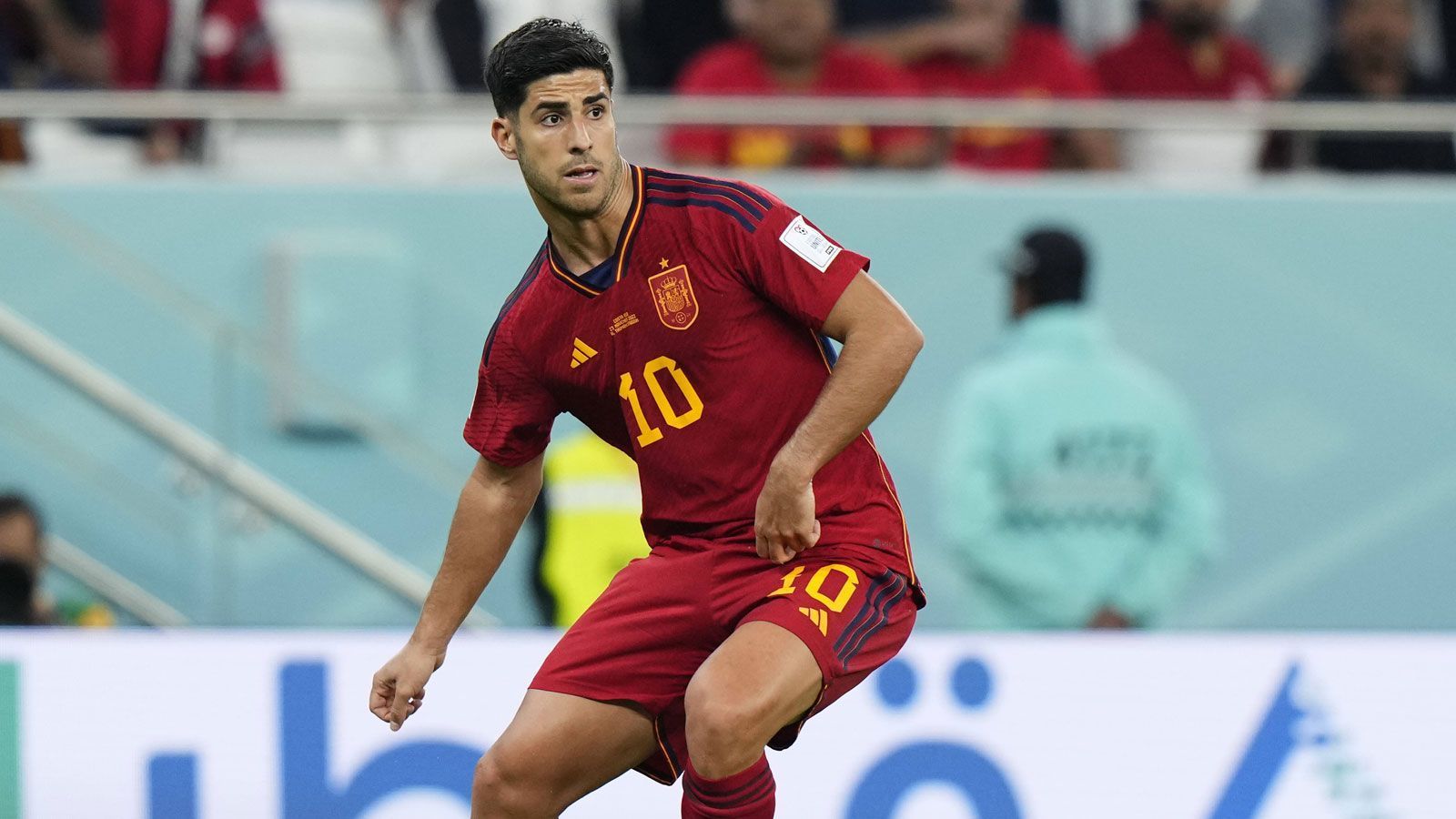 
                <strong>Marco Asensio</strong><br>
                Als einer von nur zwei Profis von Real Madrid hat es Marco Asensio ins Aufgebot von Enrique - seines Zeichens eine Barca-Legende - geschafft. Gegen Costa Rica durfte der 26-Jährige sogar starten und zahlte mit dem 2:0 zurück. Erst seit Sommer ist der Mallorquiner nach anderthalb Jahren zurück im Nationalteam, stand seither bei sechs Einsätzen vier Mal in der Startelf. Sein Vertrag bei den "Blancos" endet im Sommer und obwohl die Beziehung von Höhen und Tiefen geprägt ist, sieht es aktuell nach einer Verlängerung aus.
              