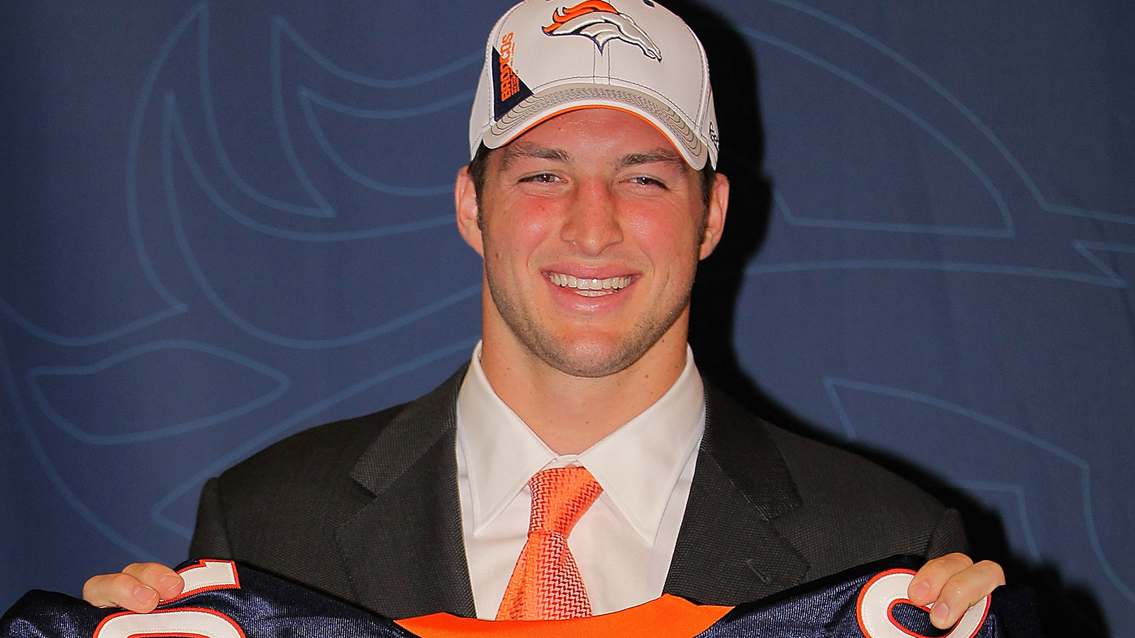 
                <strong>NFL Draft 2010</strong><br>
                2010 schlug beim NFL-Draft die große Stunde des Tim Tebow. Er wurde in Runde eins an 25. Position von den Denver Broncos ausgewählt, die sich für Tebow sogar hochgetradet hatten. Tebow ging im Draft damit als zweiter Quarterback hinter Nummer-eins-Pick Sam Bradford vom Board. Bei den Bronocs unterschrieb er einen Fünfjahresvertrag mit einem Basis-Gehalt von 11,25 Millionen Dollar. Mit Bonuszahlungen waren bis zu 33 Millionen Dollar möglich. In seiner ersten Spielzeit diente er als Backup von Kyle Orton und durfte lediglich in den letzten drei Partien der Saison starten.
              