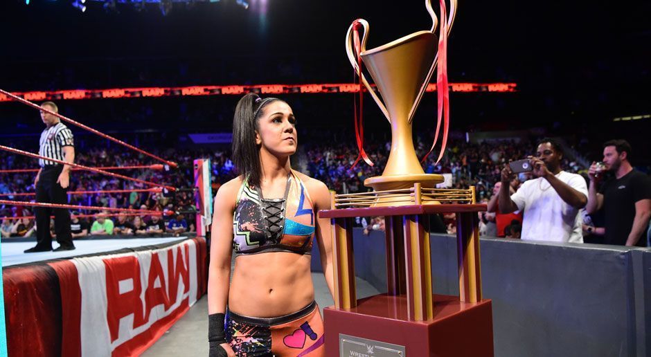 
                <strong>Women's Battle Royal</strong><br>
                Die Fehde zwischen Sasha Banks und Bayley wurde fortgesetzt. Bayley elimierte am Ende Banks und fühlte sich schon als Siegerin. Doch Naomi, die nie eliminiert wurde, stand auf einmal wieder im Ring und sicherte sich den Sieg.Sieger: NaomiIm Vorfeld von ran getippter Sieger: Becky Lynch
              