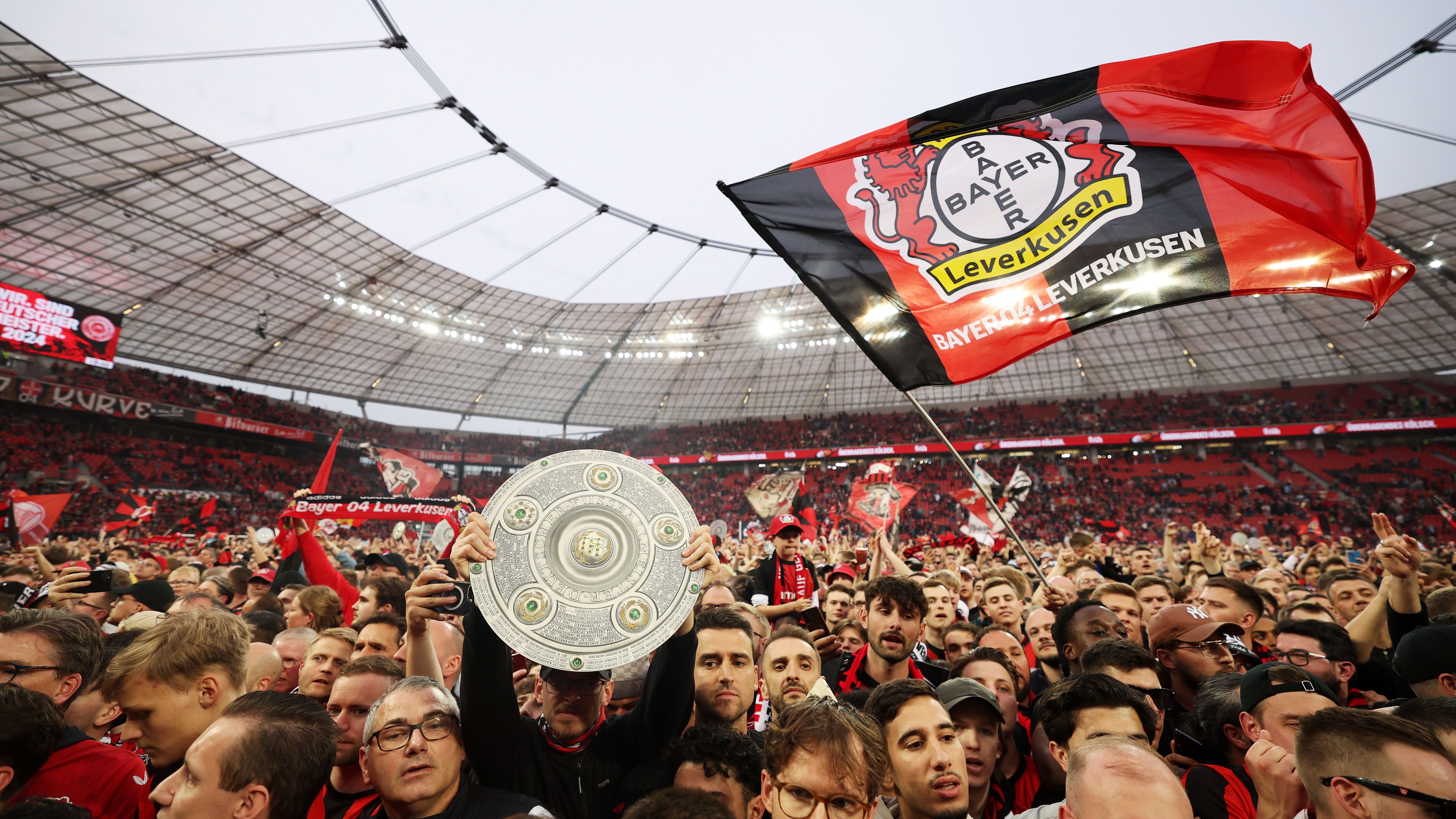<strong>Bayer Leverkusen: Die besten Bilder der Meisterfeier</strong><br>Und das tun sie ausgiebig, auch wenn weiterhin nur mit Papp-Meisterschale.