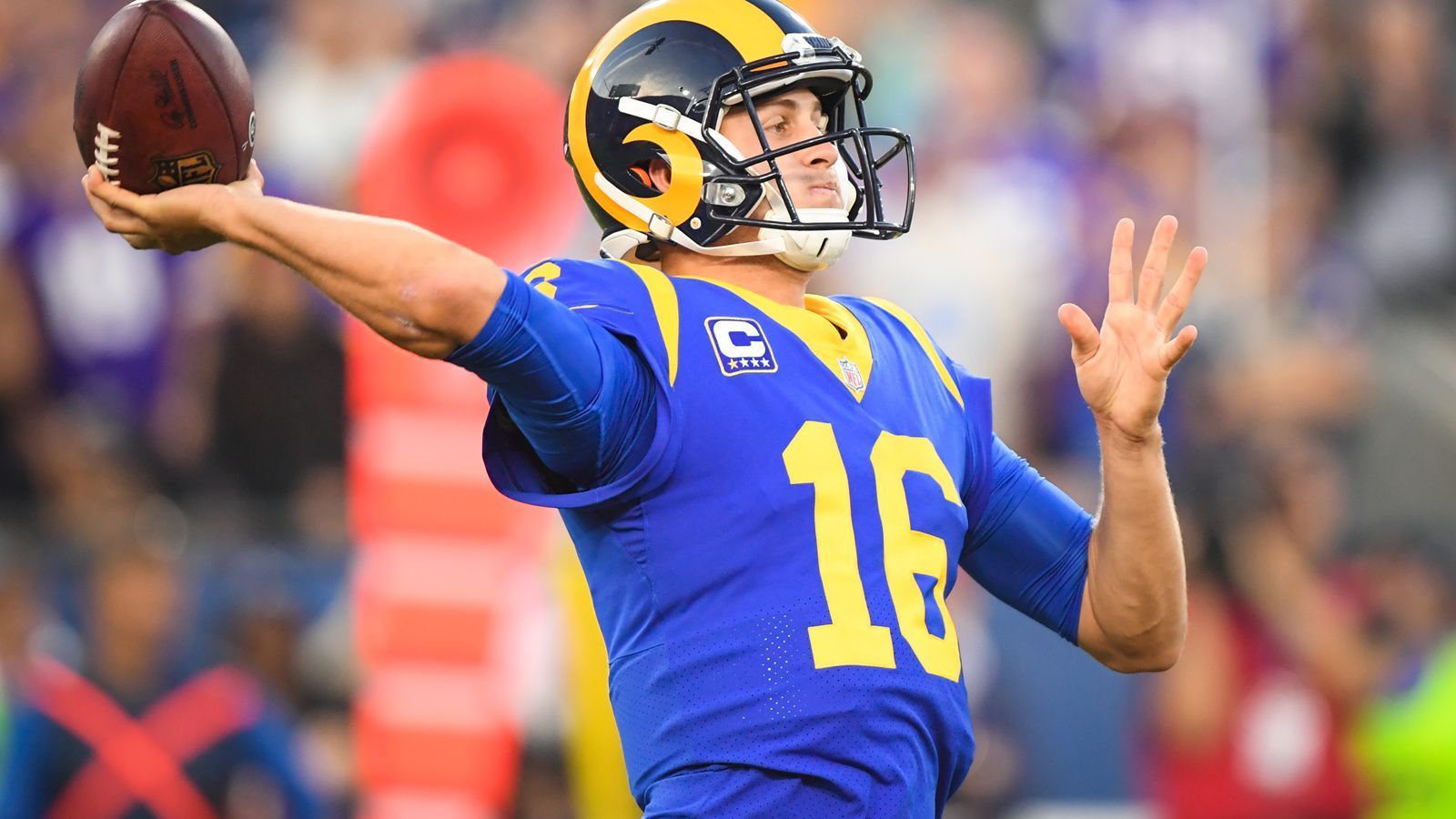 
                <strong>Week 4: Jared Goff mit NFL-Rekord</strong><br>
                Jared Goff ist in den vergangenen Wochen richtig ins Rollen gekommen. Der Quarterback der Los Angeles Rams liefert ab und komplettierte in Woche 4 dann einen neuen NFL-Rekord: Beim Sieg gegen die Minnesota Vikings gelang ihm sein drittes Spiel in Folge mit mindestens 350 Passing Yards und einer Completion Rate von mindestens 75 Prozent. Das hat vor ihm kein anderer Signal Caller der NFL geschafft.
              