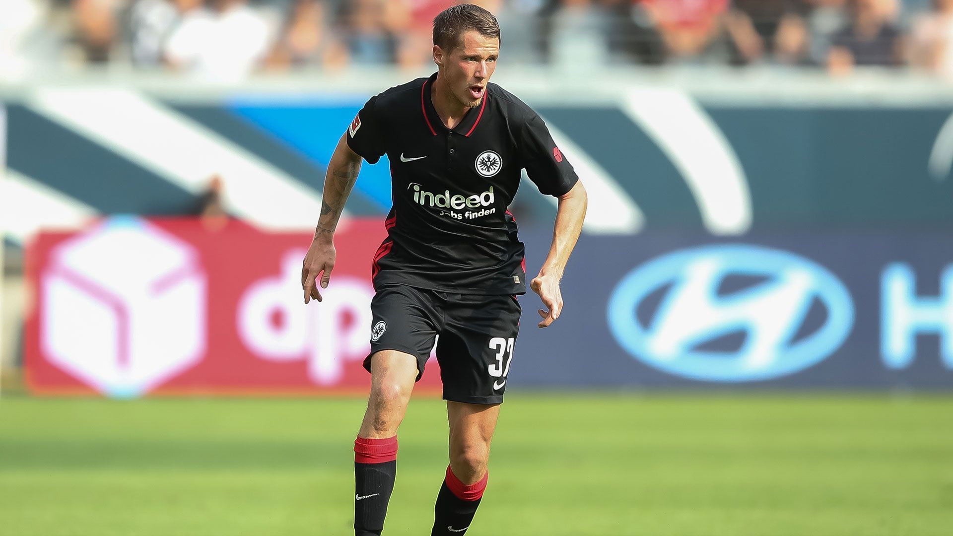 
                <strong>Erik Durm (1. FC Kaiserslautern)</strong><br>
                Der amtierende Europa-League-Sieger Erik Durm wechselt von Eintracht Frankfurt zu Zweitliga-Aufsteiger 1. FC Kaiserslautern. Das gaben beide Vereine offiziell bekannt. Durms Vertrag am Main lief noch bis 2023. Über die neue Vertragslaufzeit sowie die Ablösemodalitäten gab es keine offiziellen Angaben. Neben der Europa League gewann Durm in seiner Laufbahn 2017 mit Borussia Dortmund den DFB-Pokal, mit dem DFB-Team wurde er 2014 in Brasilien Weltmeister. Nächstes Ziel: Klassenerhalt mit dem FCK. Die Zweitligasaison startet für Durm und die "Roten Teufel" am 15. Juli (live in SAT1 und auf ran.de) mit einem Heimspiel am Betzenberg gegen Hannover 96.
              