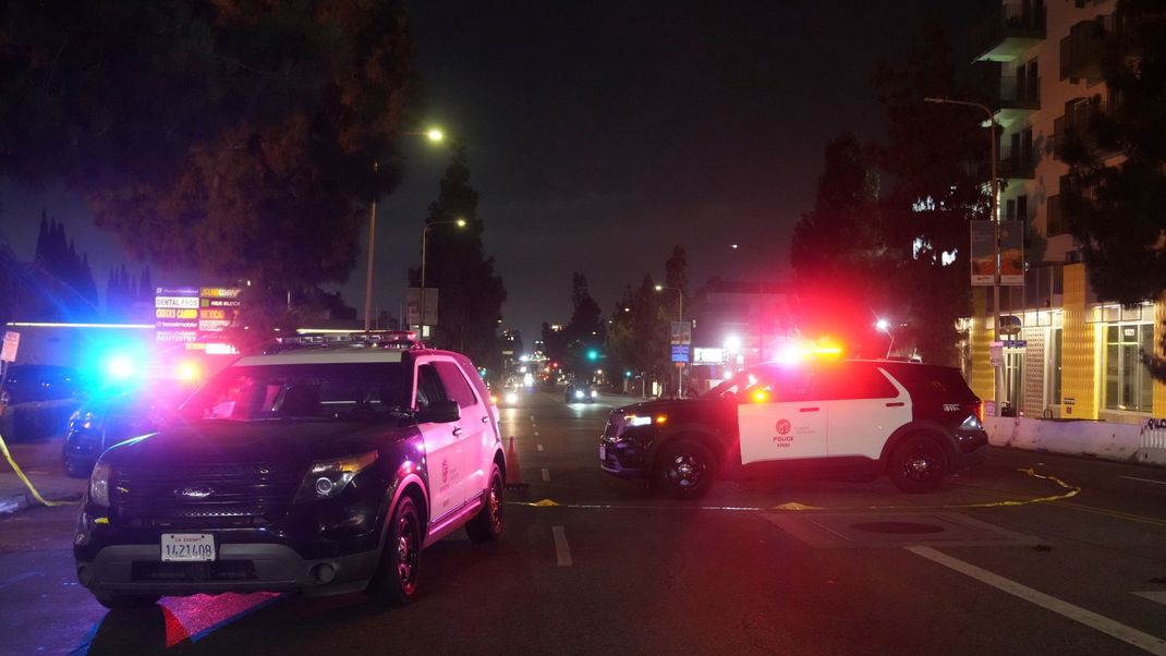 Dramatische Szenen im Osten Hollywoods: In der Nacht fährt ein Auto gezielt in eine Menschenmenge.