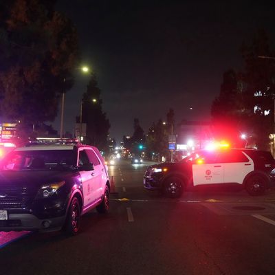 Auto fährt in Menschenmenge in Hollywood