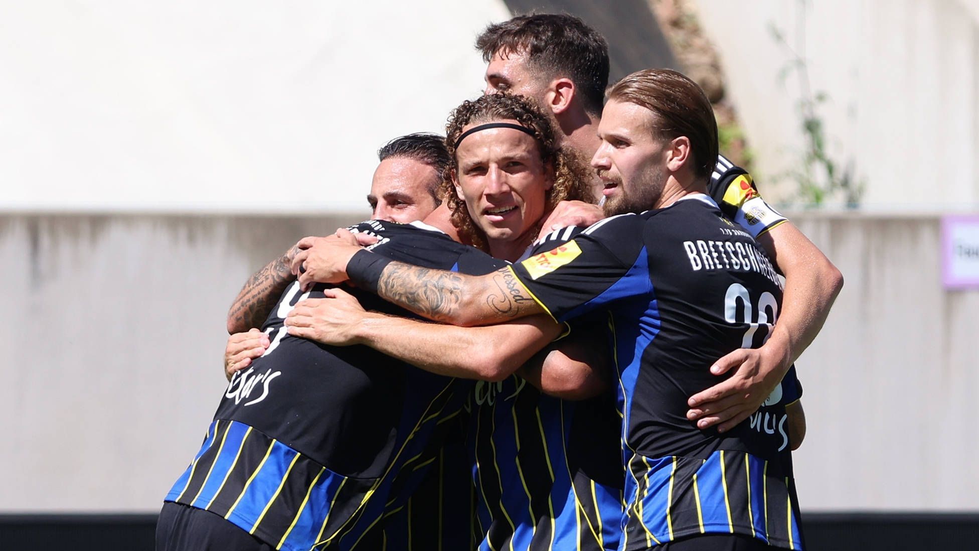 <strong>1. FC Saarbrücken - 1. FC Magdeburg</strong><br>Hätte man unter den 32 Klubs im Profitopf gefragt, welches Los man gerne vermeiden würde, der 1. FC Saarbrücken wäre als Antwort weit vorne gewesen. Die Saarländer, die nur haarscharf in der Relegation an der 2. Liga vorbeigeschrammt sind, sind mit vier Punkten aus zwei Spielen gut in die neue Saison gestartet. Mit zwei Halbfinalteilnahmen 2020 und 2024 sind die Saarbrücker ohnehin ausgewiesene Pokalexperten.