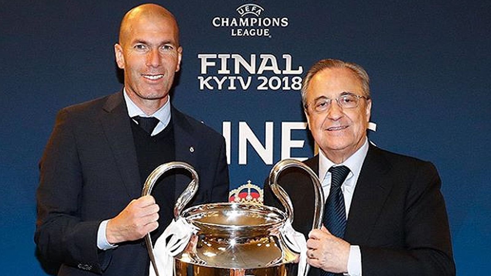 
                <strong>Zinedine Zidane (li.) und Florentino Perez (re.)</strong><br>
                Die Bosse unter sich! Präsident Florentino Perez (re.) und Trainer Zinedine Zidane (li.) feiern den dritten Champions-League-Titel in Folge - wohl ein Rekord für die Ewigkeit. Denn bislang gelang es noch nicht einmal einem anderen Team, den Titel auch nur ein Mal erfolgreich zu verteidigen.
              