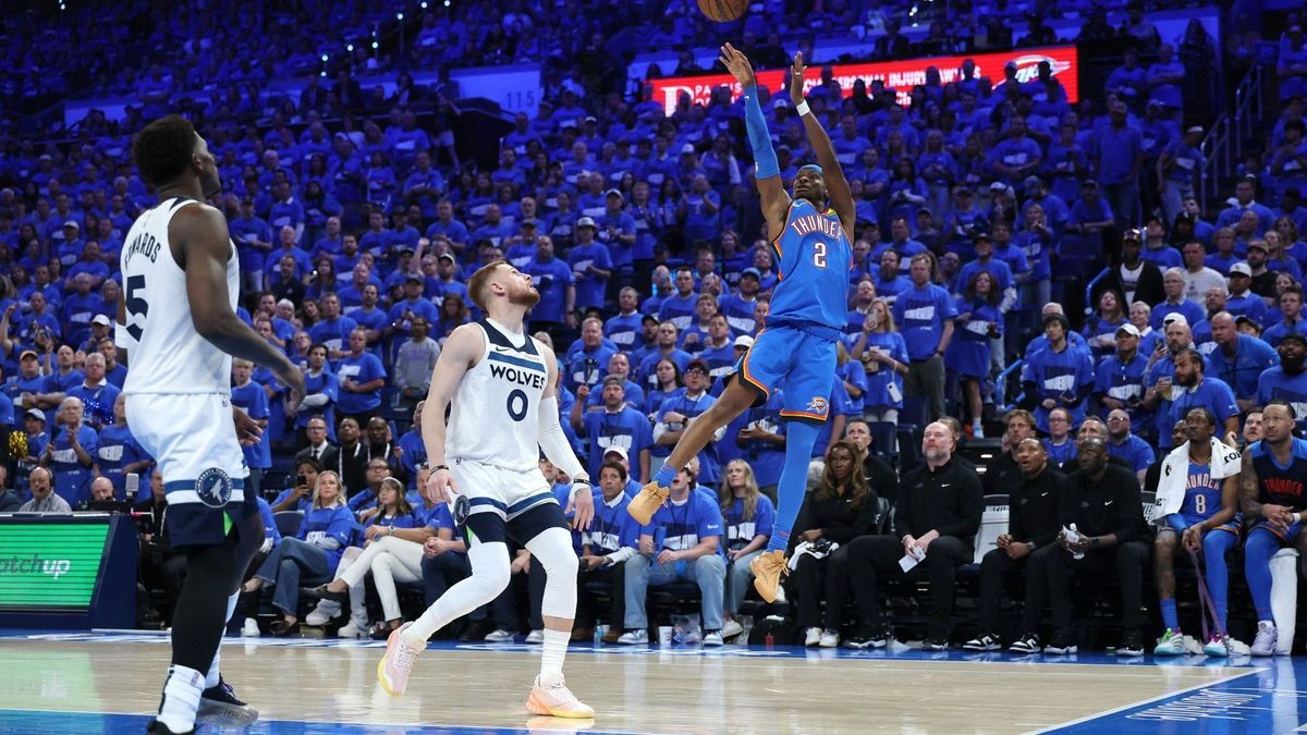 Shai Gilgeous-Alexander (r.) steigt zum Wurf hoch