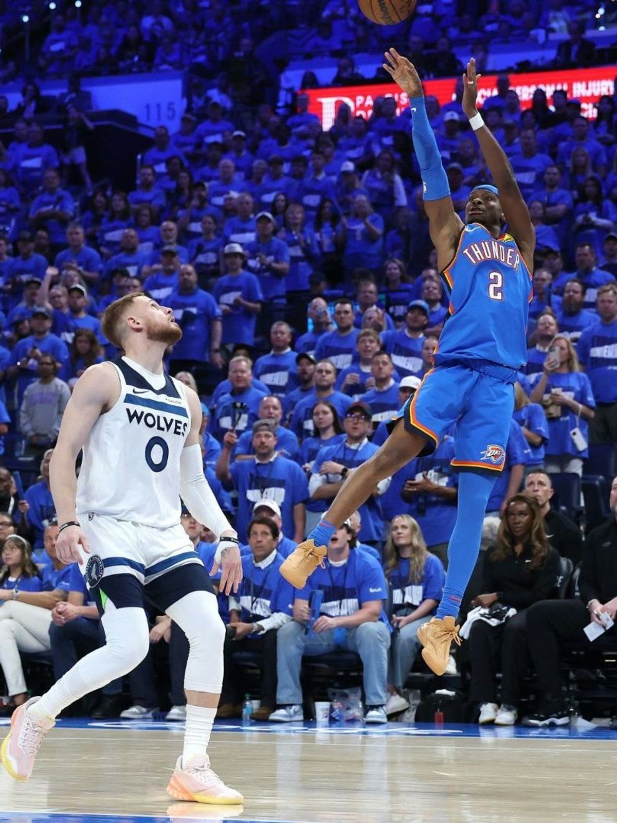 Shai Gilgeous-Alexander (r.) steigt zum Wurf hoch