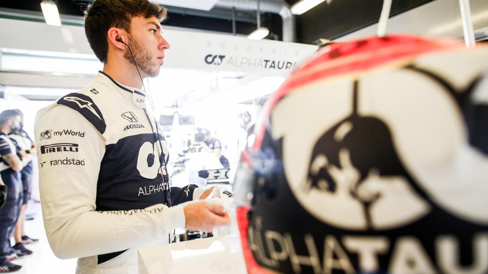 
                <strong>Pierre Gasly (Alpha Tauri)</strong><br>
                Viele Experten sind sich sicher: Pierre Gasly hat sich die Chance erarbeitet, noch einmal in einem großen Team mit einem siegfähigen Auto zu sitzen. Seit seiner Degradierung 2019, er wurde nach zwölf Rennen wieder von Red Bull zu Toro Rosso geschickt, fährt der Franzose besser als je zuvor. 2020 konnte er in Monza sogar seinen ersten Sieg in der Königsklasse feiern und auch in der vergangenen Saison konnte der 25-Jährige überzeugen. Mit 100 Punkten und einem dritten Platz belegte er am Ende des Jahres den neunten Platz der Gesamtwertung.
              