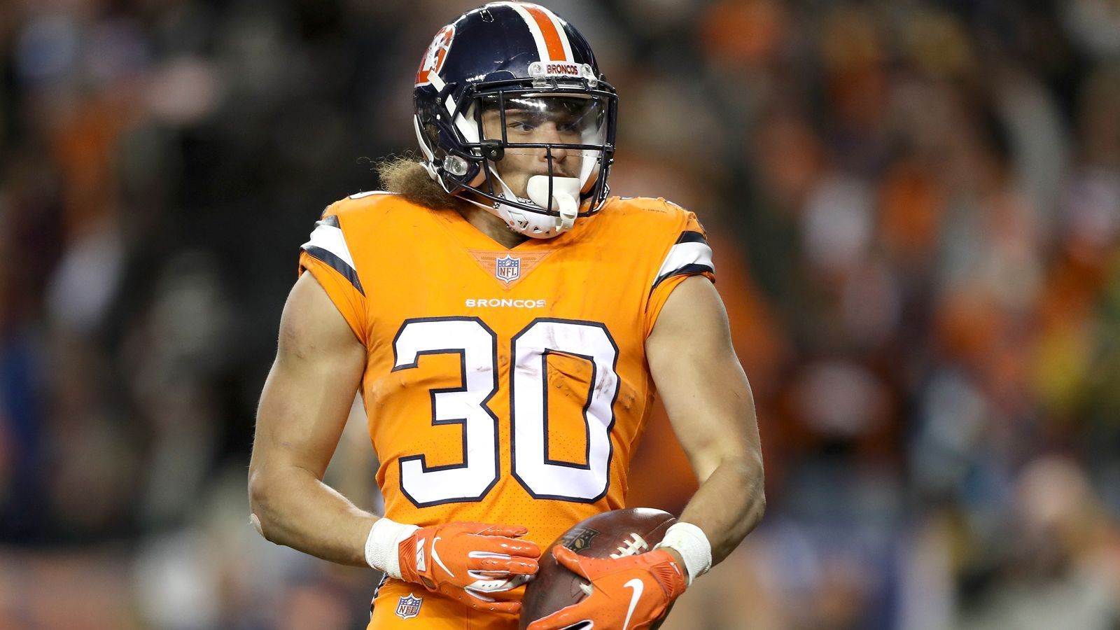 
                <strong>Phillip Lindsay (Denver Broncos)</strong><br>
                Phillip Lindsay wurde als undrafted Rookie von den Denver Broncos unter Vertrag genommen und beweist seitdem, warum alle anderen Teams einen großen Fehler gemacht haben, ihn link liegen zu lassen. Der Running Back hat bereits 967 Yards und neun Touchdowns auf dem Konto und muss sich damit nur gegenüber Saquon Barkley geschlagen geben. 
              