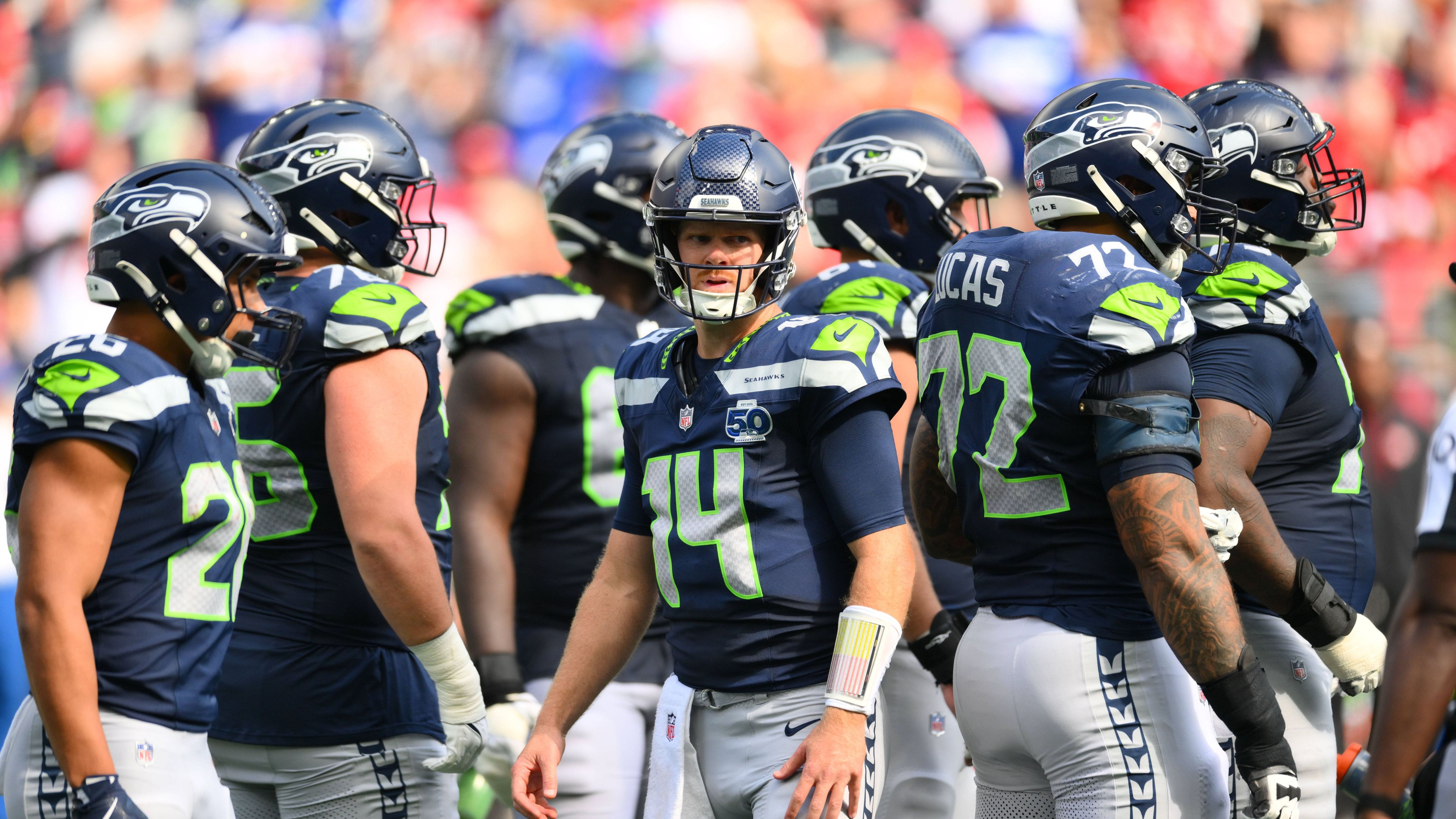 <strong>Platz 17: Seattle Seahawks (Vorwoche: 18)<br></strong>Es lief nicht sonderlich viel zusammen bei den Seattle Seahawks gegen die San Francisco 49ers. Allerdings sind die 49ers ein starkes Team und es gibt durchaus Positives: Das Laufspiel der Niners bei 3,3 Yards im Schnitt zu halten ist gut, genau so wie nur ein zugelassener Sack bei Sam Darnold sowie 124 Yards für Jaxson Smith-Njigba. Alles andere benötigt noch Feintuning, mit den Pittsburgh Steelers wartet ein Duell auf Augenhöhe.