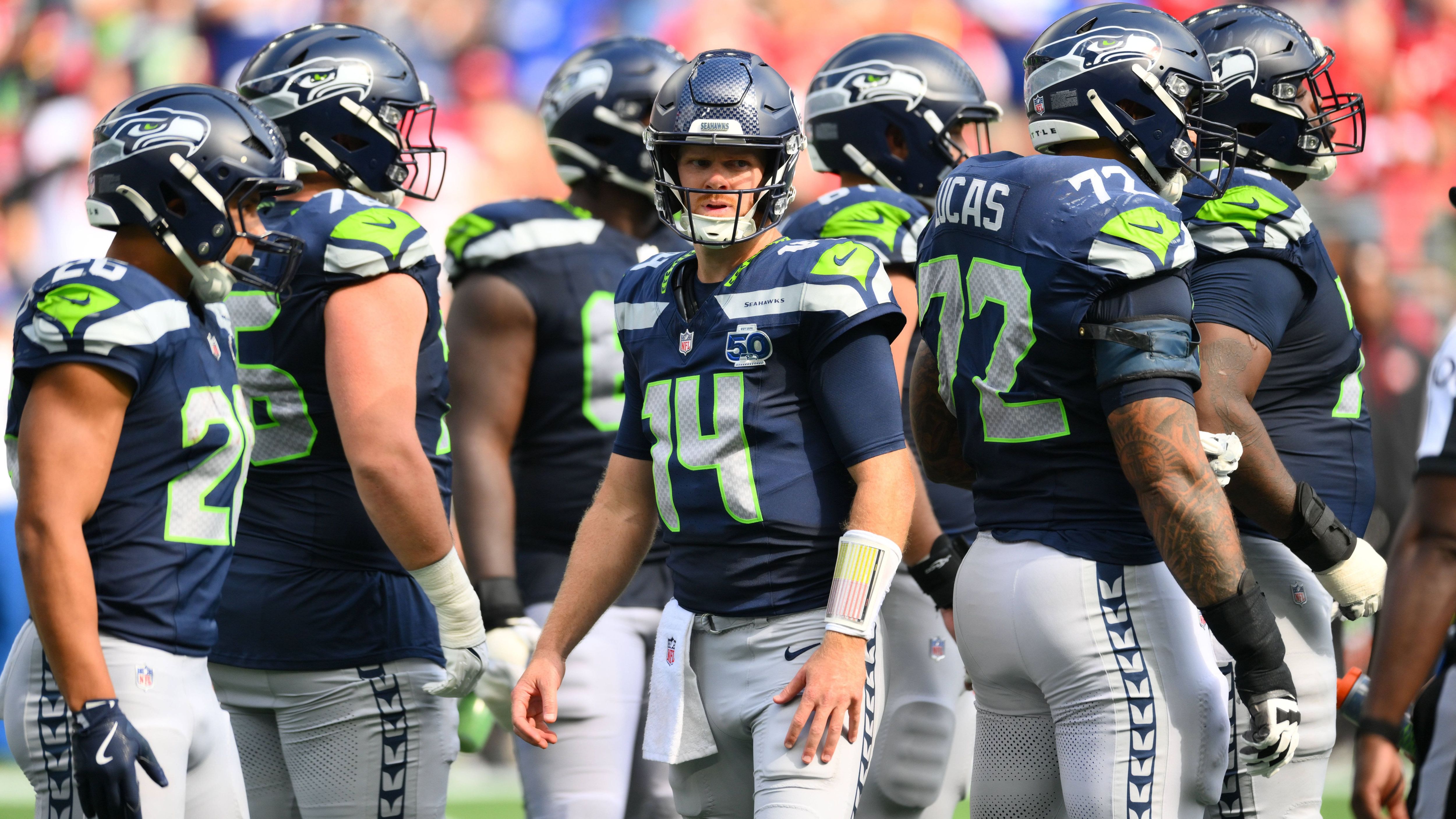 <strong>Platz 7: Seattle Seahawks (Vorwoche: 11)<br></strong>Souveräner Sieg gegen die Jaguars, Sam Darnold wieder ganz stark - die Seattle Seahawks setzen sich in der Spitzenriege der NFL fest. Nur Baker Mayfield bringt prozentual mehr tiefe Pässe an als Darnold, die Seahawks-Fans werden hoffen, dass das noch möglichst lange so bleibt. Mit Jaxon Smith-Njigba hat Seattle einen der Top-Receiver der Liga in seinen Reihen.