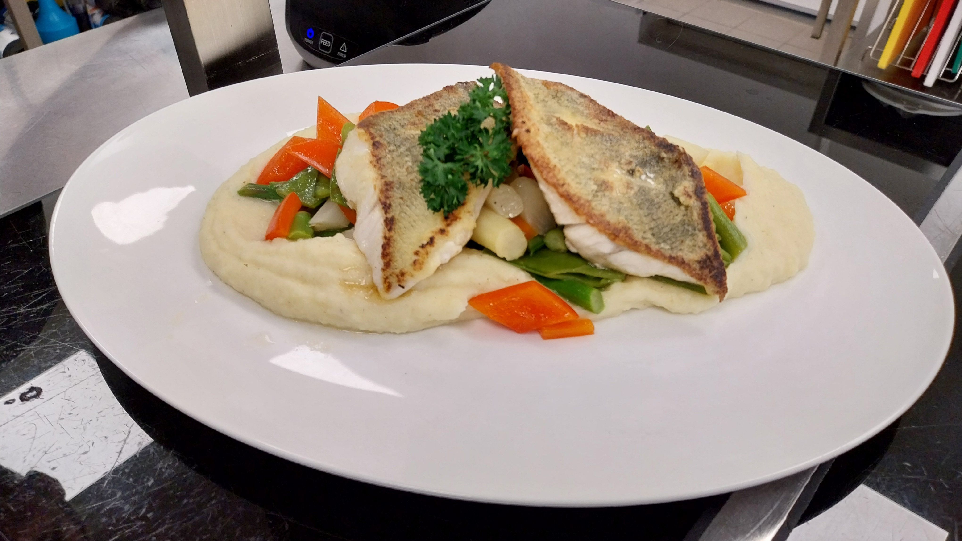 Zanderfilet auf der Haut gebraten mit Spargelgemüse und Kartoffelpüree