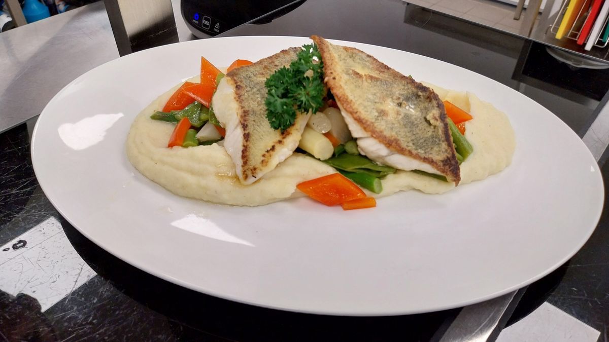 Zanderfilet auf der Haut gebraten mit Spargelgemüse und Kartoffelpüree